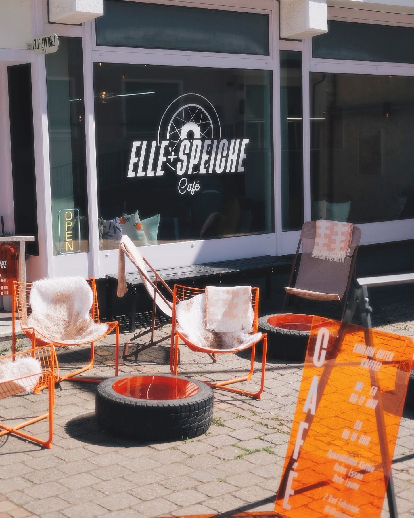 Unser kleiner, aber feiner Au&szlig;enbereich f&uuml;r die warme Jahreszeit 🧡

#cafe #icedcoffee #elleundspeiche #cozy