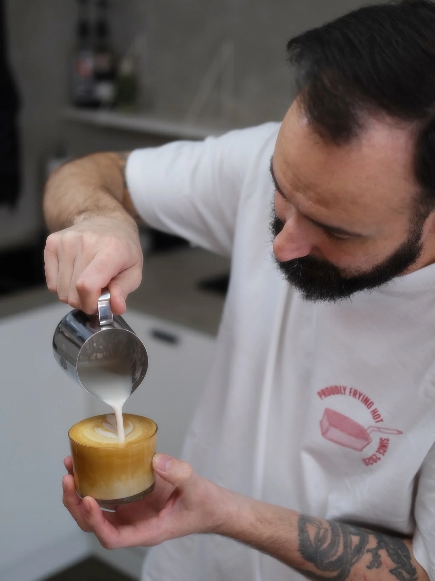 Handgemachte Latte Art &ndash; frisch f&uuml;r dich zubereitet von unserem Barista-Team. Komm vorbei und genie&szlig; den Unterschied!
#latteart #barista #empfingen #elleundspeiche