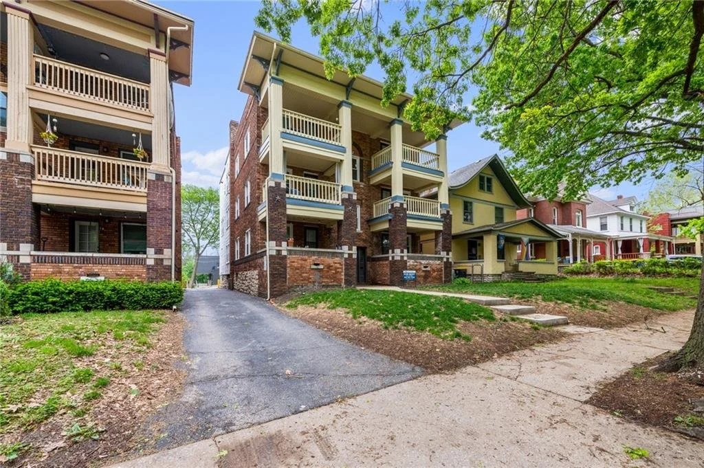 Driveway to parking lot in back.jpg