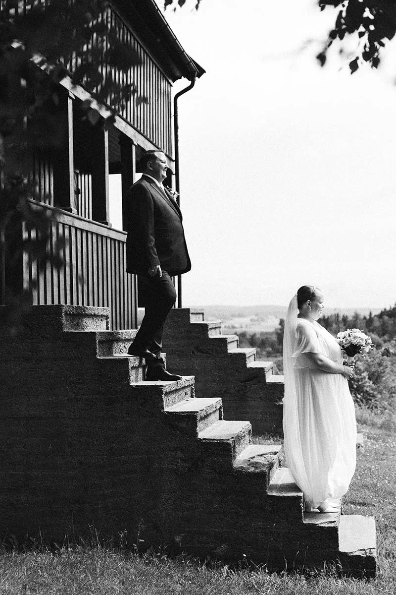 Portrett av et brudepar tatt på Høytorp fort i Mysen. Leter du etter bryllupsfotograf?