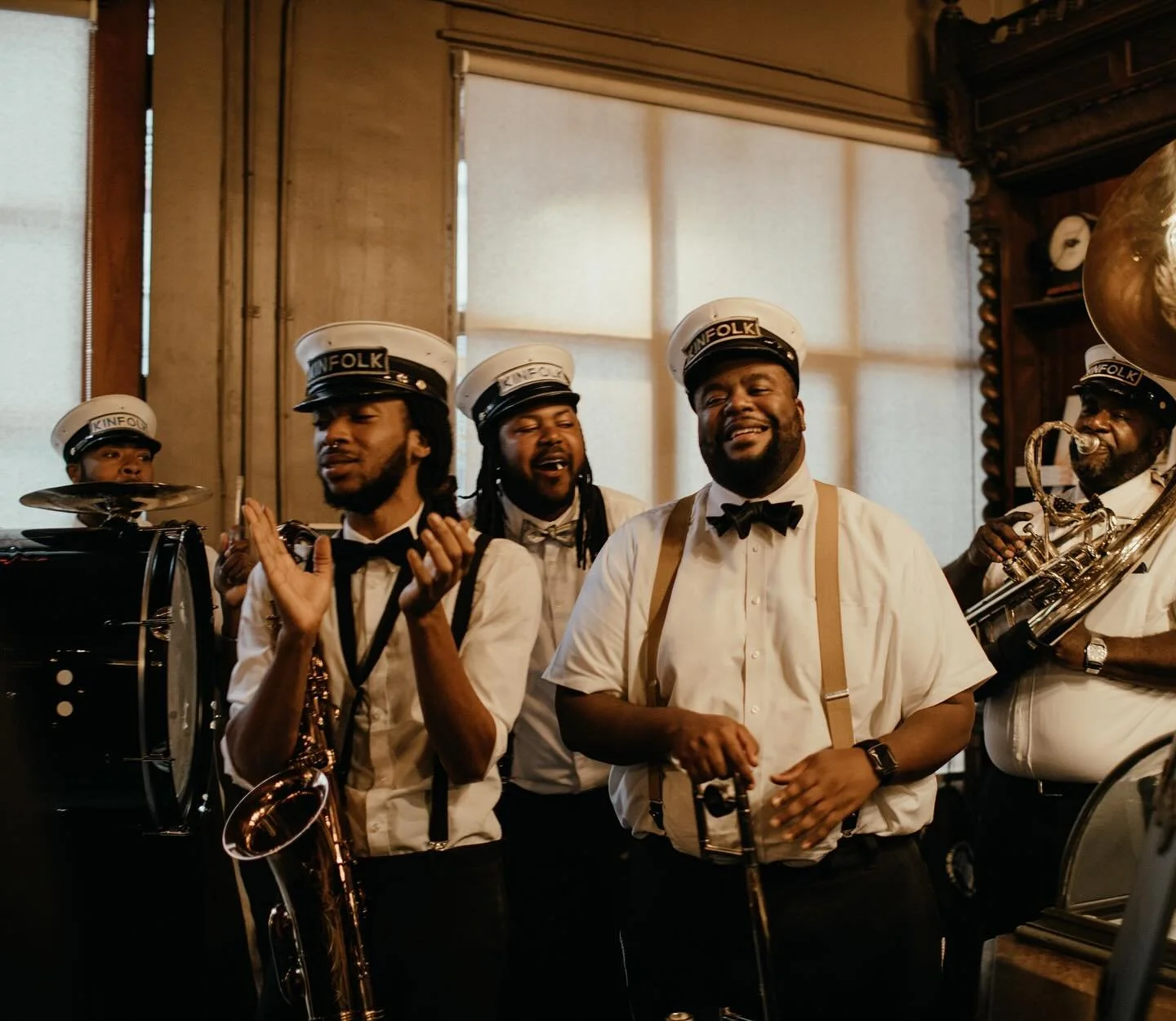 Happy Friday!! 

#secondline #nolasecondline #neworleanswedding #nolawedding @kinfolkbrassbandnola