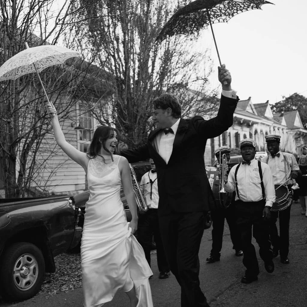 Happy Friday!
🖤

@kinfolkbrassbandnola 
@hotelpeterandpaul 
@gabriellejamesevents 

#neworleanssecondline #secondline #neworleansweddings #neworleansweddingphotographer