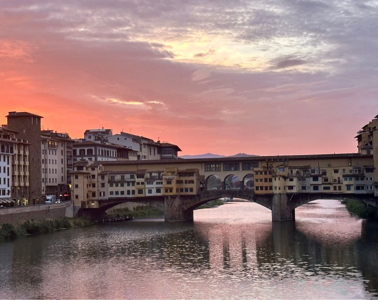 Vacances à vélo au coucher du soleil sur le Ponte Vecchio, Italie, Toscane.jpg