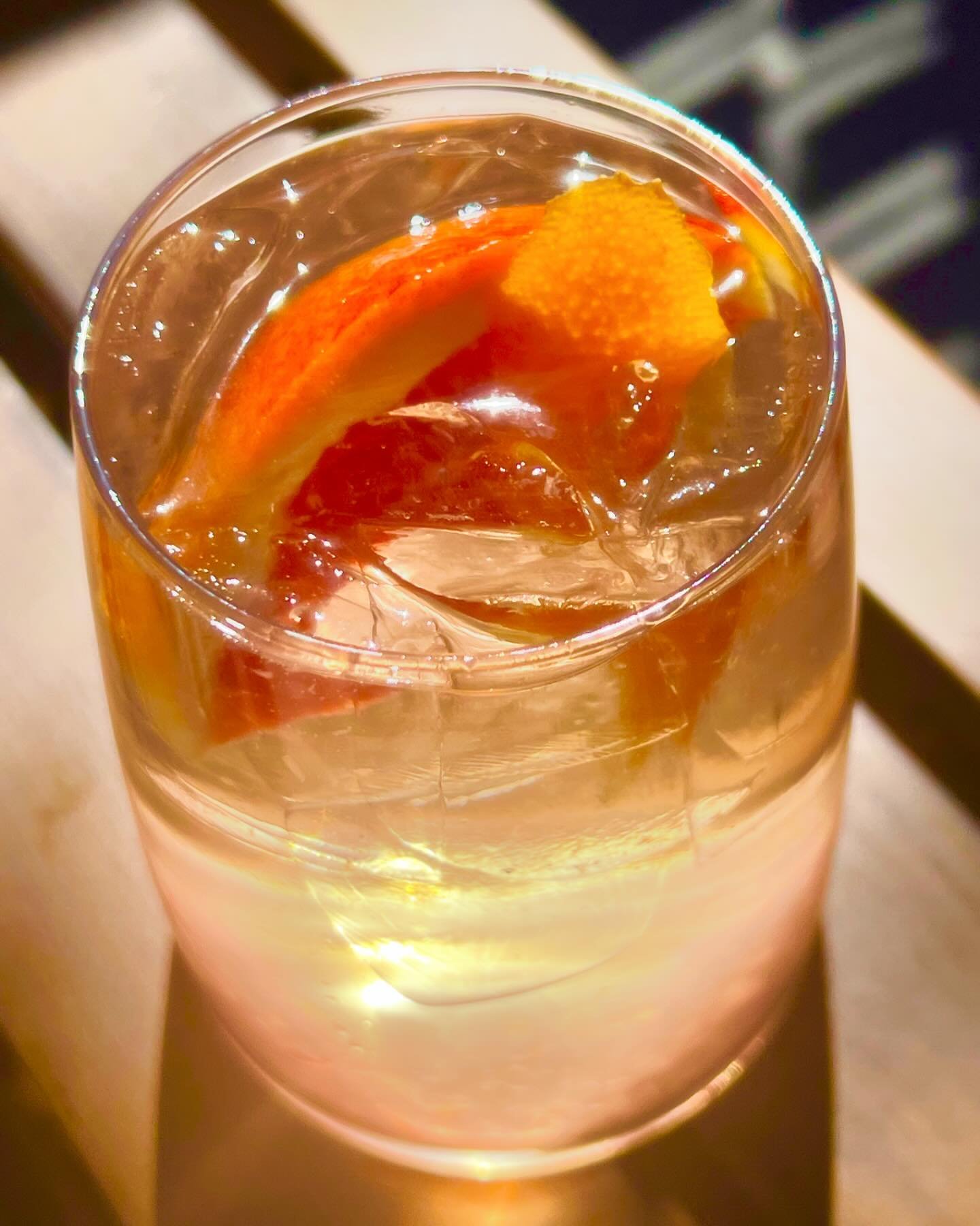 There&rsquo;s a new spritzer in town&hellip;her name is Tasty AF 🍊
Alessio Vermouth Bianco &amp; Dry, Soda Water, Fresh Blood Orange Juice Float, Orange Twist
#vermouthspritz #warmweatherishere