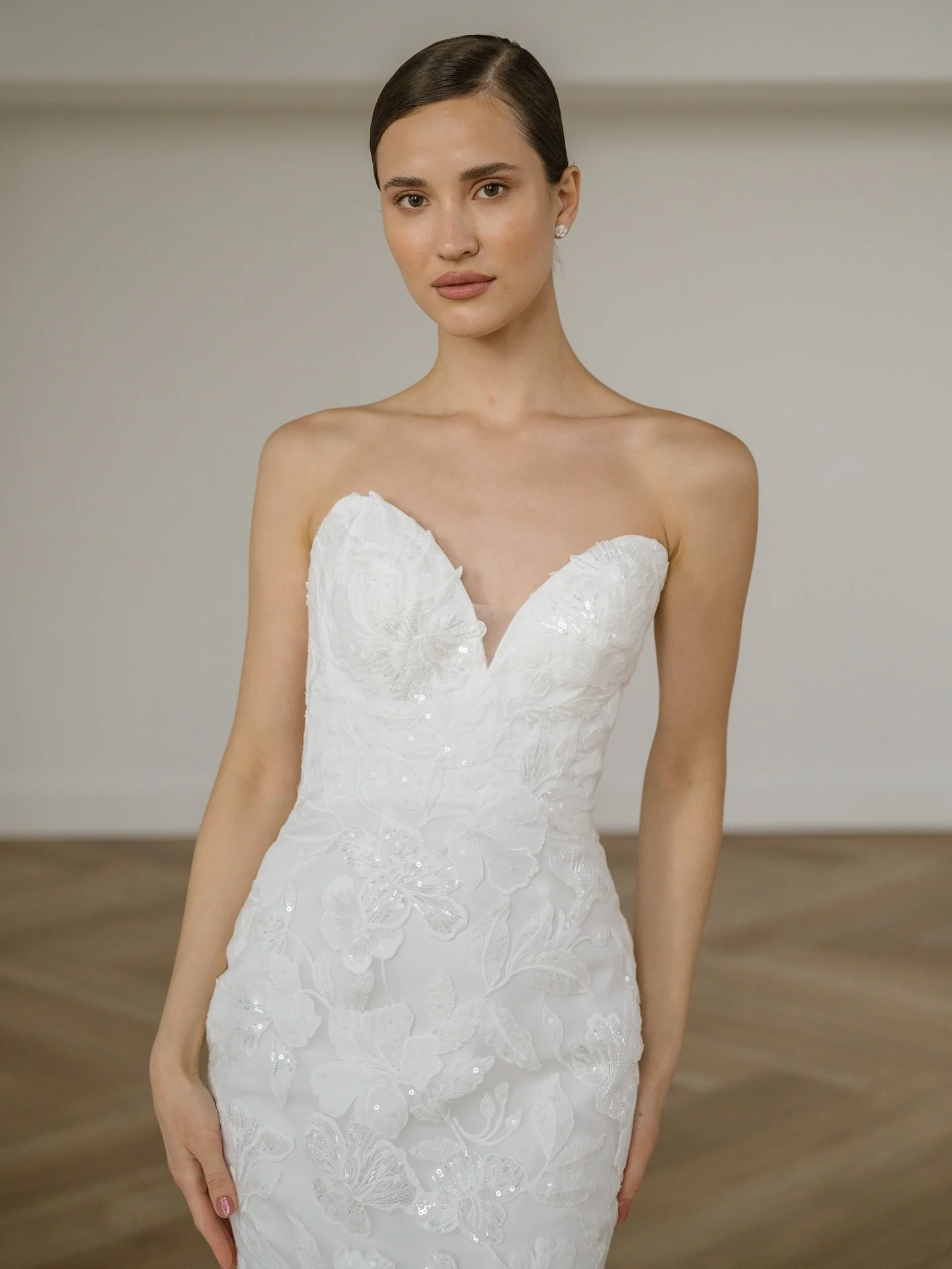 SIMON commands attention 🕊️

Floral lace, a plunging sweetheart neckline, and a sculpted mermaid silhouette&mdash;finished with a double-tiered skirt and an alluring unlined back.