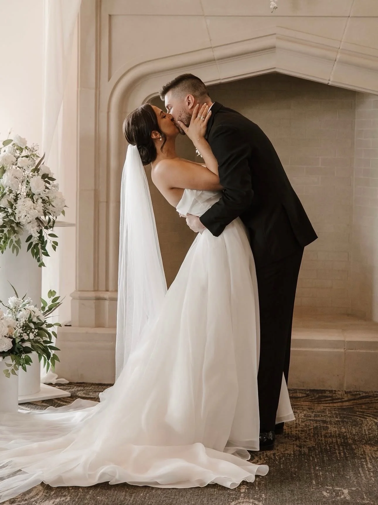 #LisSimonBride Stephanie married her best friend in NADINE and looked stunning 🤍 Photos by @michellemcgradyphotography