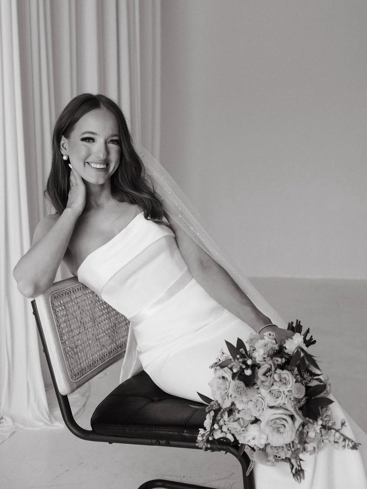 Can we take a moment for these portraits?! We&rsquo;re absolutely IN LOVE 🤍

#LisSimonBride Lexi looked stunning in her custom separates gown, pairing our SS402 Bodice with the SS410 Skirt, finished with a satin bow ✨