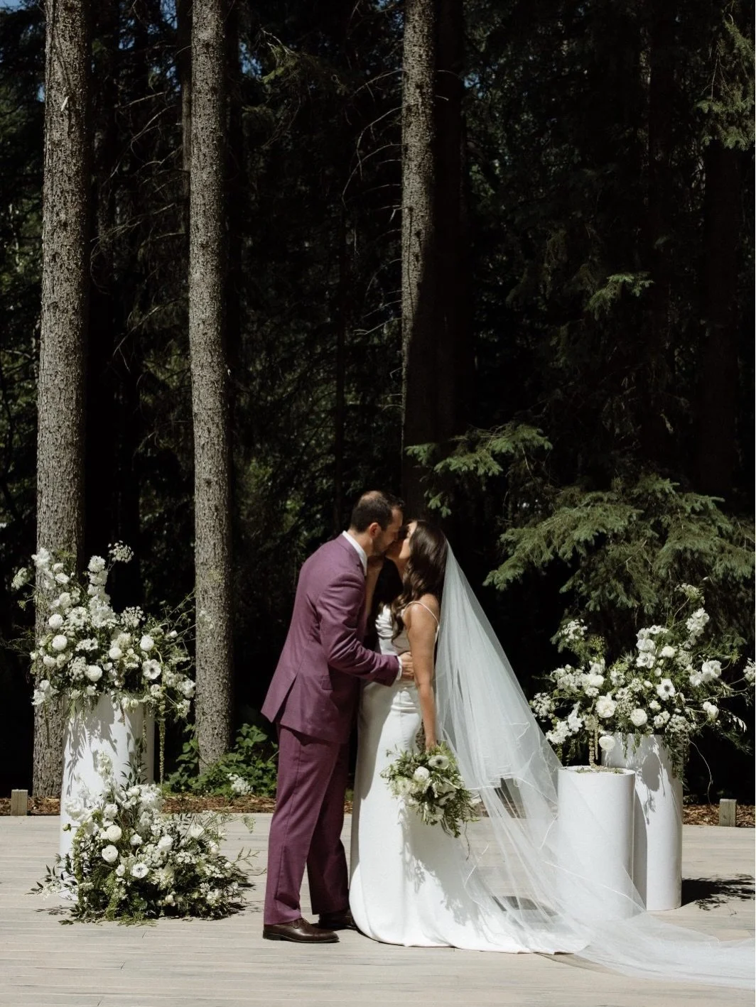 Because refined simplicity never goes out of style 🤍

#LisSimonBride Paige wore PRESTON on her wedding day, set against a palette of forest green, luminous whites, and soft touches of gold. A vision of effortless elegance.