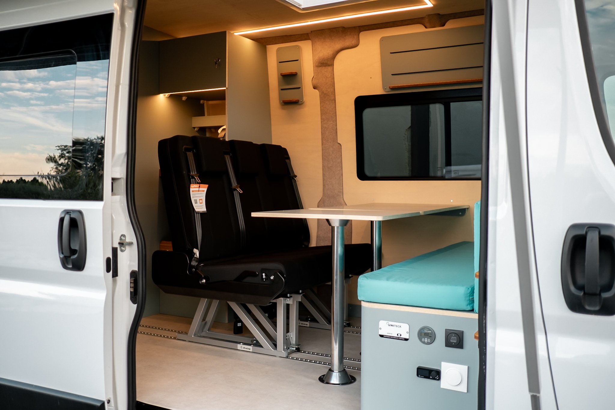 📸✨ Le bureau mobile sur-mesure est en ligne ! ✨🚐
Les photos tant attendues de notre dernier am&eacute;nagement sur-mesure sont enfin disponibles sur notre site web, dans la cat&eacute;gorie &quot;Nos r&eacute;alisations&quot; ! Venez d&eacute;couvr
