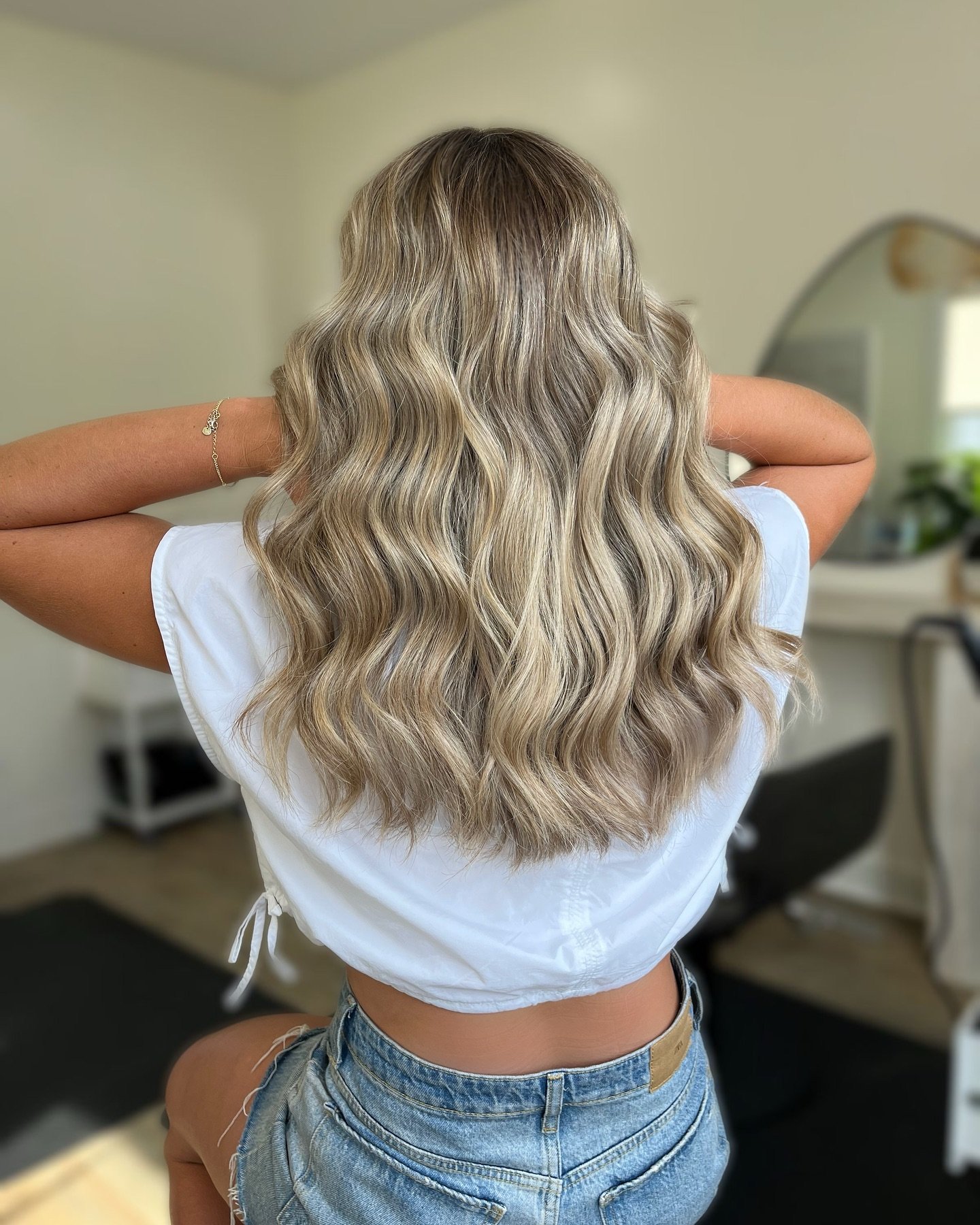 So thankful for my clients that let me get all of the content!.. Even though most of the time I completely forget to 🫢🤍

Lived-in dimensional blonding session 
Nova 9 Blonding Powder / @mastersofbalayage 
Root tap + Gloss / @kevin.murphy 
My ride o