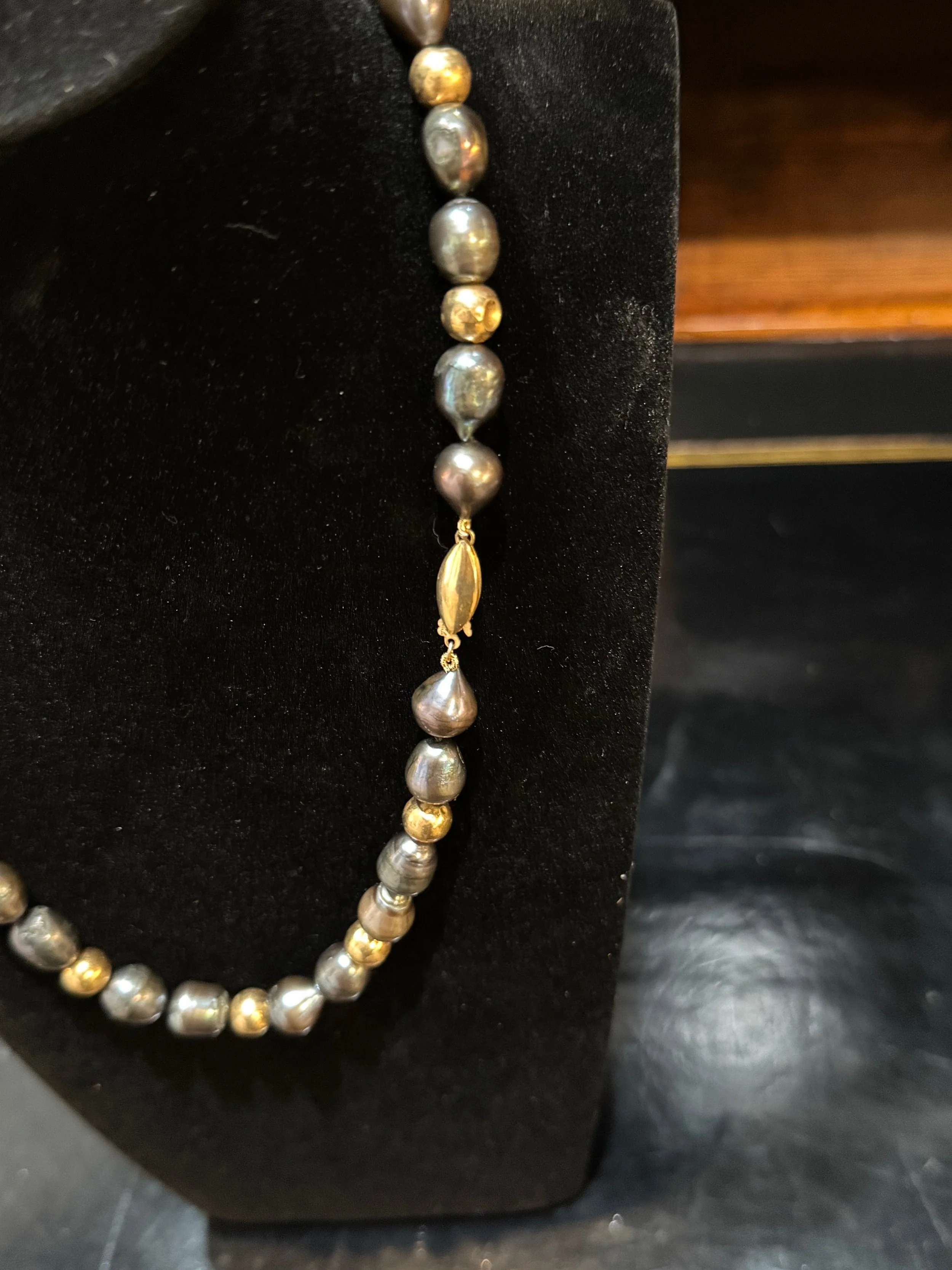 baroque black pearl and gold necklace - 3.jpeg