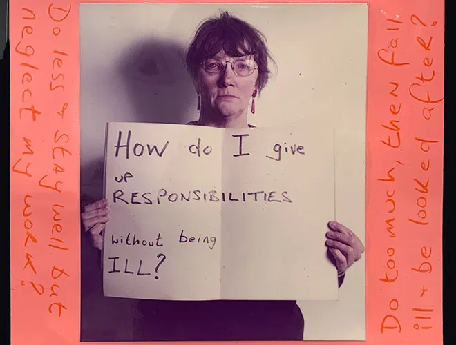 Persona con un cartel que dice: "How do I give up responsibilities without being ill?" Fondo con texto en los bordes. Preguntas escritas con rotulador rojo.