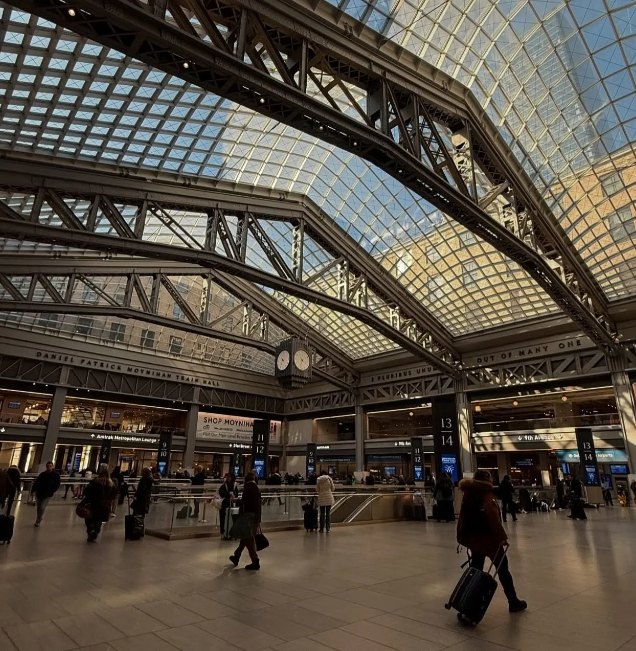 Mid morning travel day. It&rsquo;s always nice to see the sun even though it&rsquo;s freezing outside.

#newyorkcity #moinahanstation #architecture