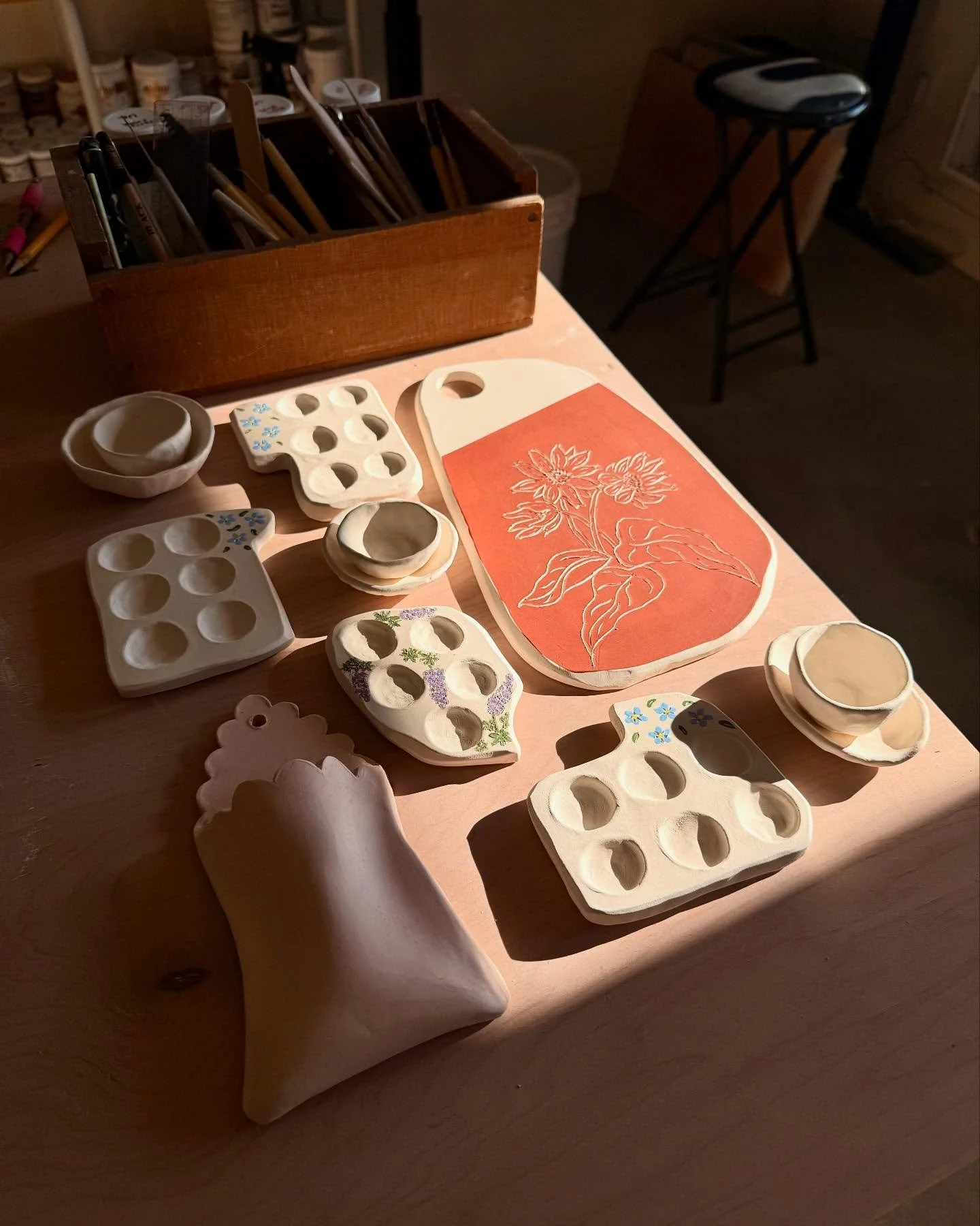 Getting ready to get glazed ✨ I will be doing another mini pop-up at Bigfork Coffee House this Saturday 10-1. Come by and get caffeinated and hang out with your local artists and get gifts for mommas ☕️🫖🍵
