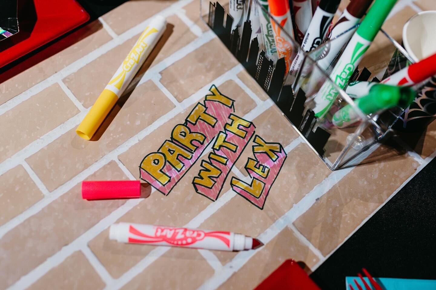 Coloring runners have always been a favorite of mine&hellip; especially when they can be themed! 💥 When we&rsquo;re talkin Miles Morales, it&rsquo;s graffiti for the win! ✍🏽

Decor - @partywithlex 
Venue - @thegaragestl 
Photography - @unrulyblooms