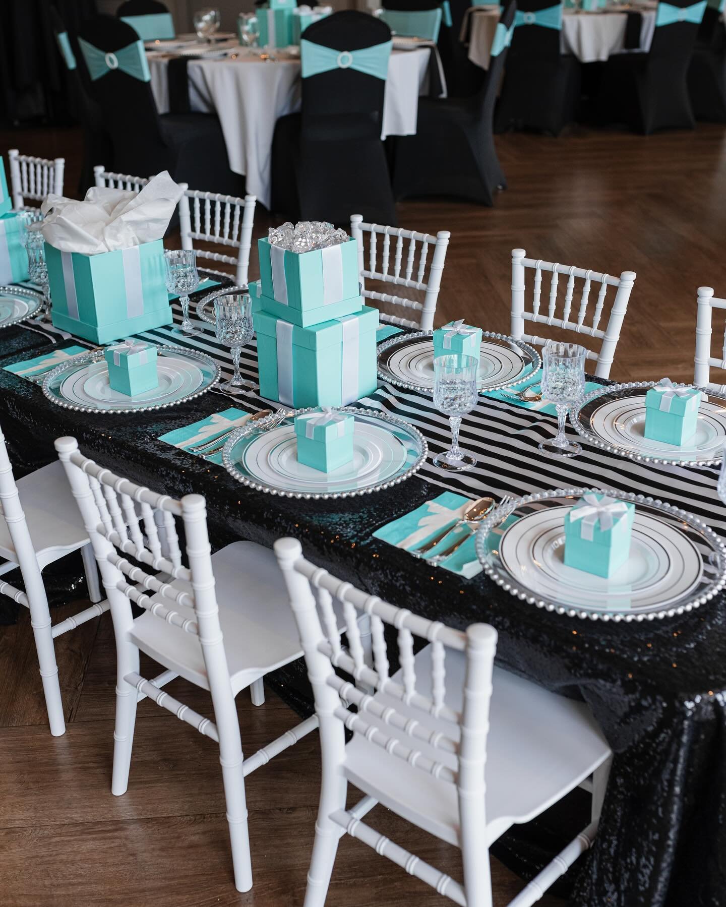 A Tiffany&rsquo;s tablescape for the books! 🩵 Can you guess what&rsquo;s in the little gift boxes? Stay tuned to find out! 😉 

✨ Event Design + Balloons @partywithlex 
✨ Venue &amp; Catering @thelegendscc 
✨ Photography @unrulyblooms.co 
✨ Videogra