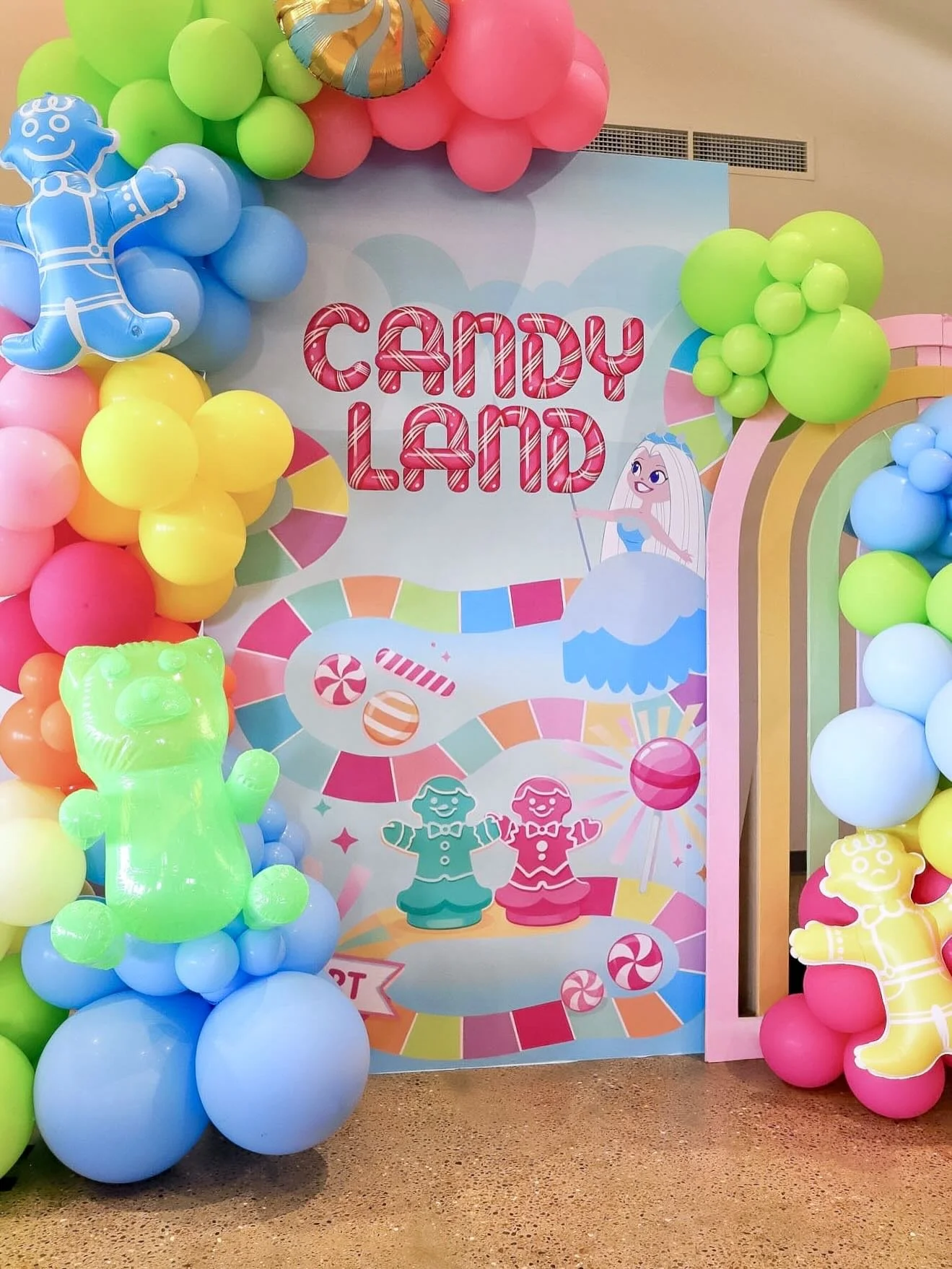 For this Candy Land themed celebration it was only right to bring the board game to life! Partygoers traveled through:

🍭 Lollipop Fields drink station
🍬 Gumdrop Pass painting 
🍫 The Chocolate Marsh
💄 &hellip; and Lipgloss Lagoon!

All with a spe