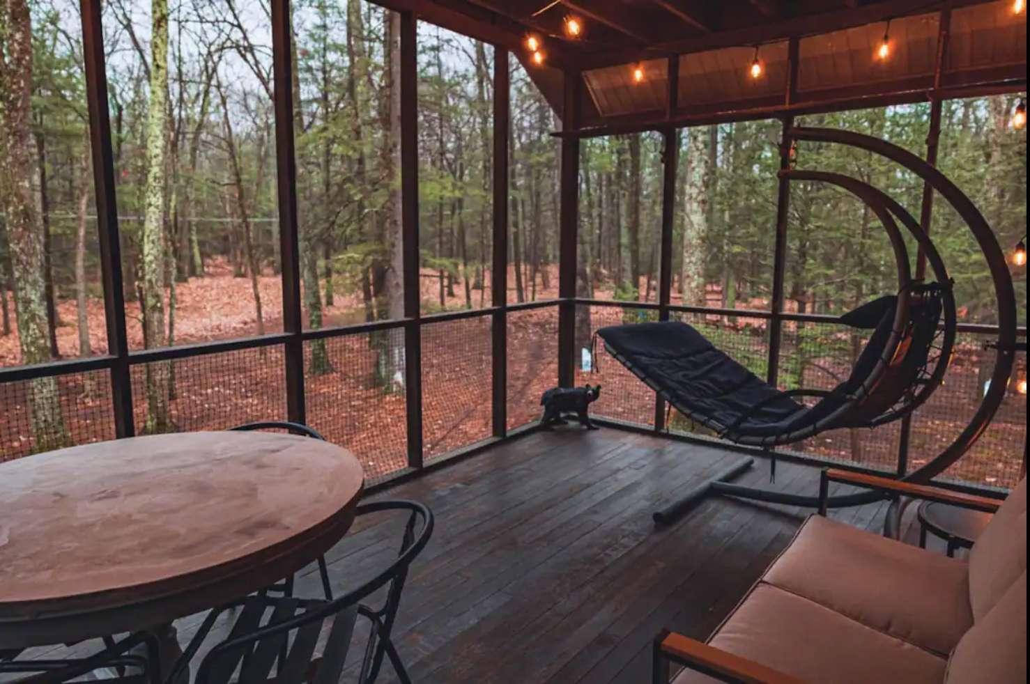 screened in porch featuring a table and seating of casa la luz located in Poconos Pennsylvania