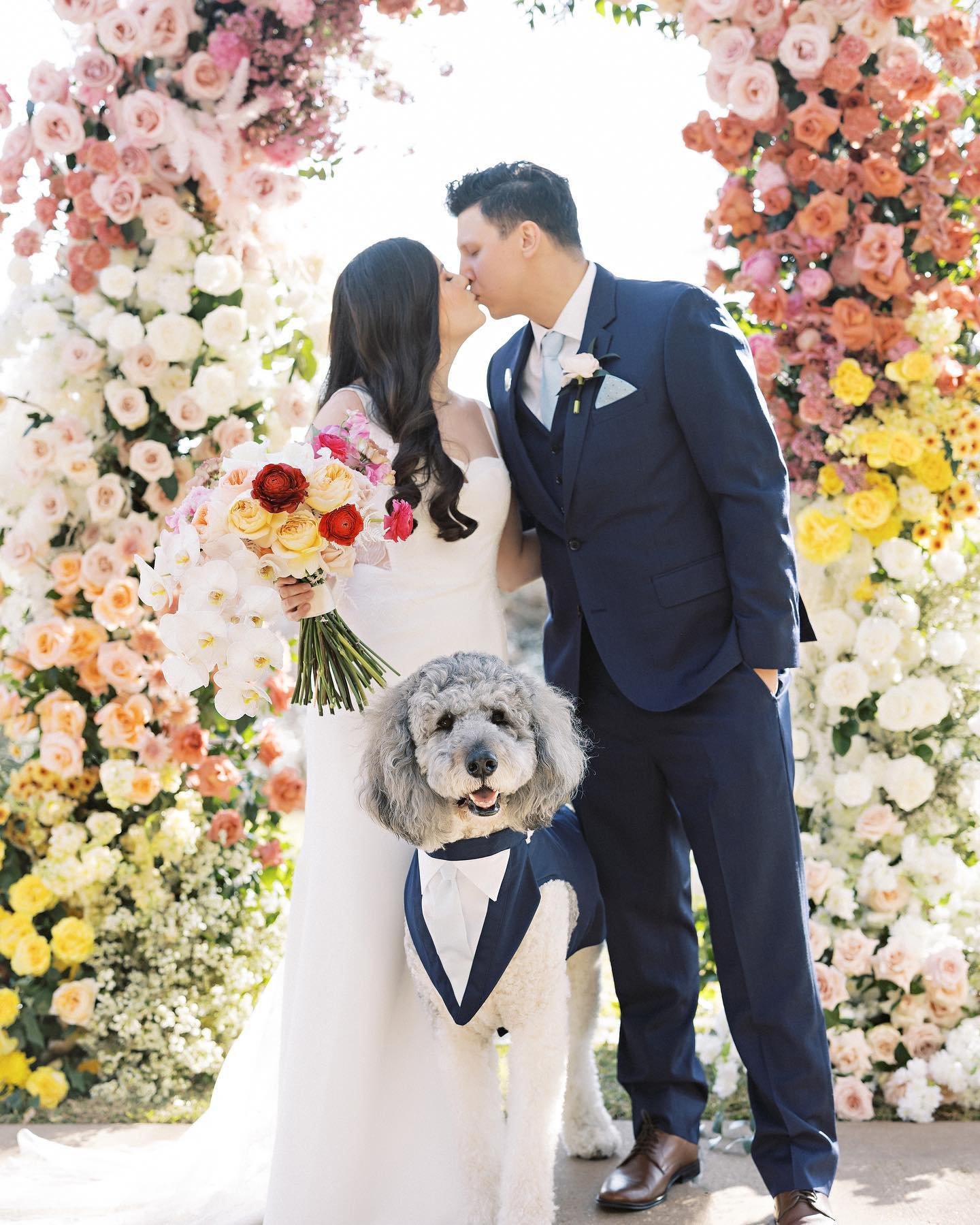 Low key obsessing over *every* dog detail in this gorgeous wedding, by planner @birddogwedding. From Ollie's pup tux matching the groom and groomsmen, to the sweet &quot;I do too!&quot; cake topper which was also placed every so beautifully in the fl