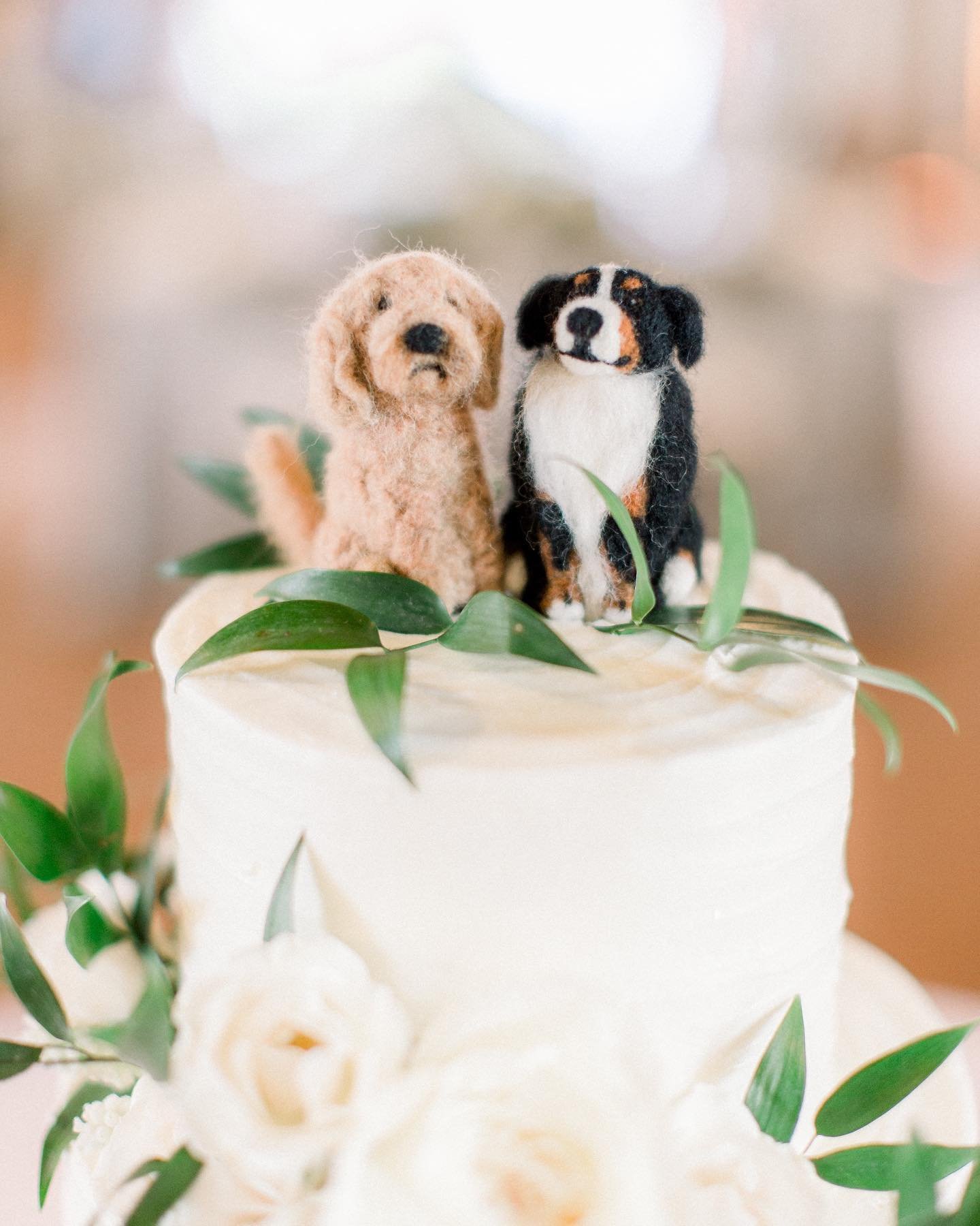 Did @kericbk nail this paw-fect wedding puppy cake topper or what?! 🐶🎂
👉🏻 Swipe to see these cuties in real life!
Artist Keri creates custom handmade needle felted pet creations and crochet items. And she isn't just limited to wedding cake topper