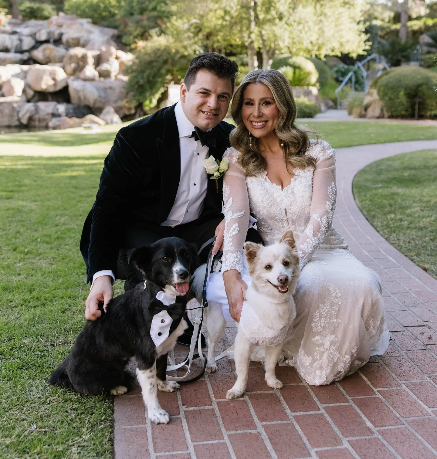 Reliving this beautiful day through the lens of @hayleyrosephotography 😍 Mr and Mrs Bellman with the sweetest Pups of Honor: Buzz 🐝 and Honey 🍯 
🤍

Vendors:
Pet attendant: @idogtoo 
Planning: @ettyeventsla 
Photographer: @hayleyrosephotography 
V