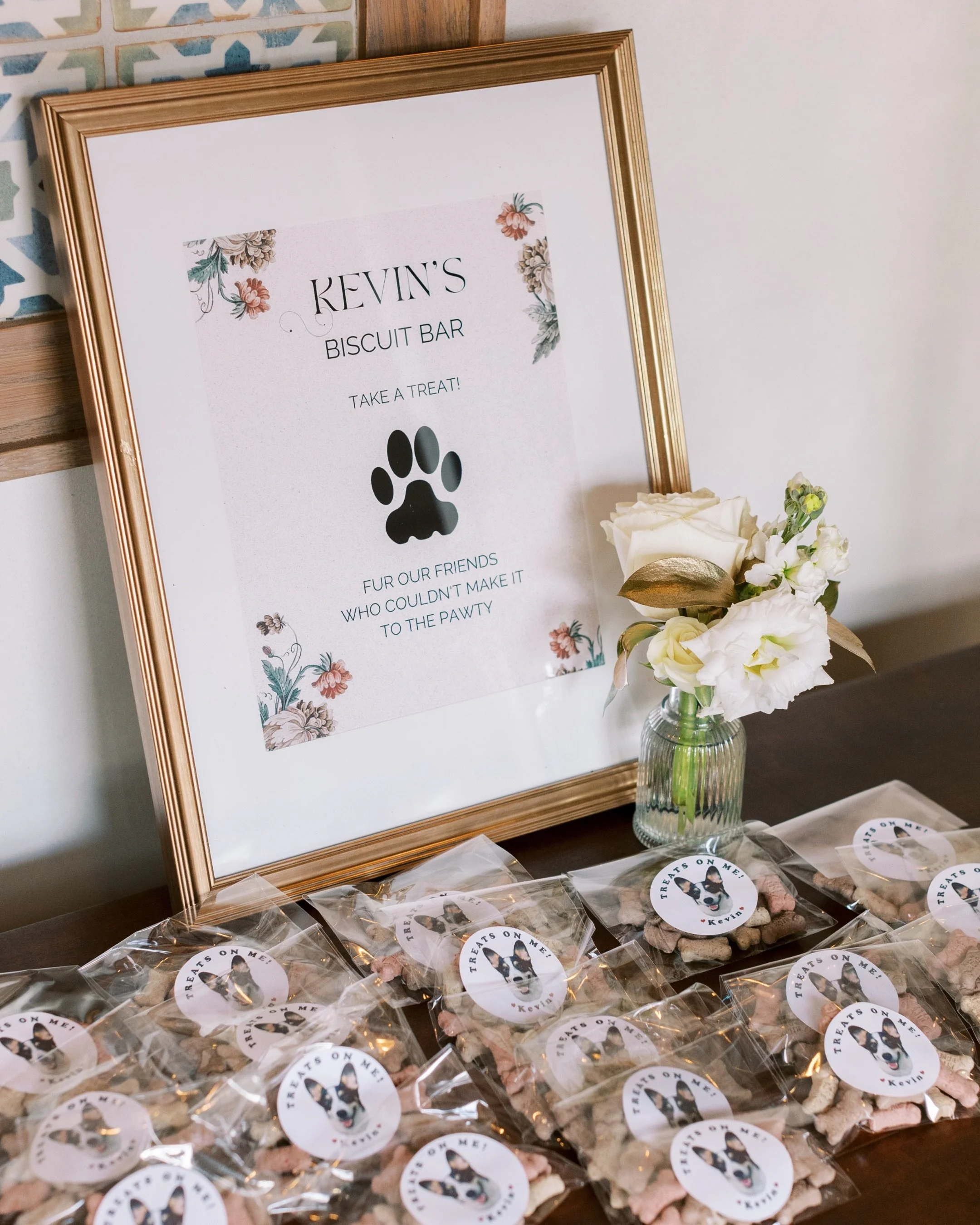 pov your dog has his own biscuit bar at your wedding for all his friends who couldn&rsquo;t make it to the party 🦴 🐾 

📸 @lisaleannephotography
&bull;
&bull;
&bull;
&bull;
&bull;
&bull;
&bull;
Dog wedding favors, dog party favors, wedding favors, 