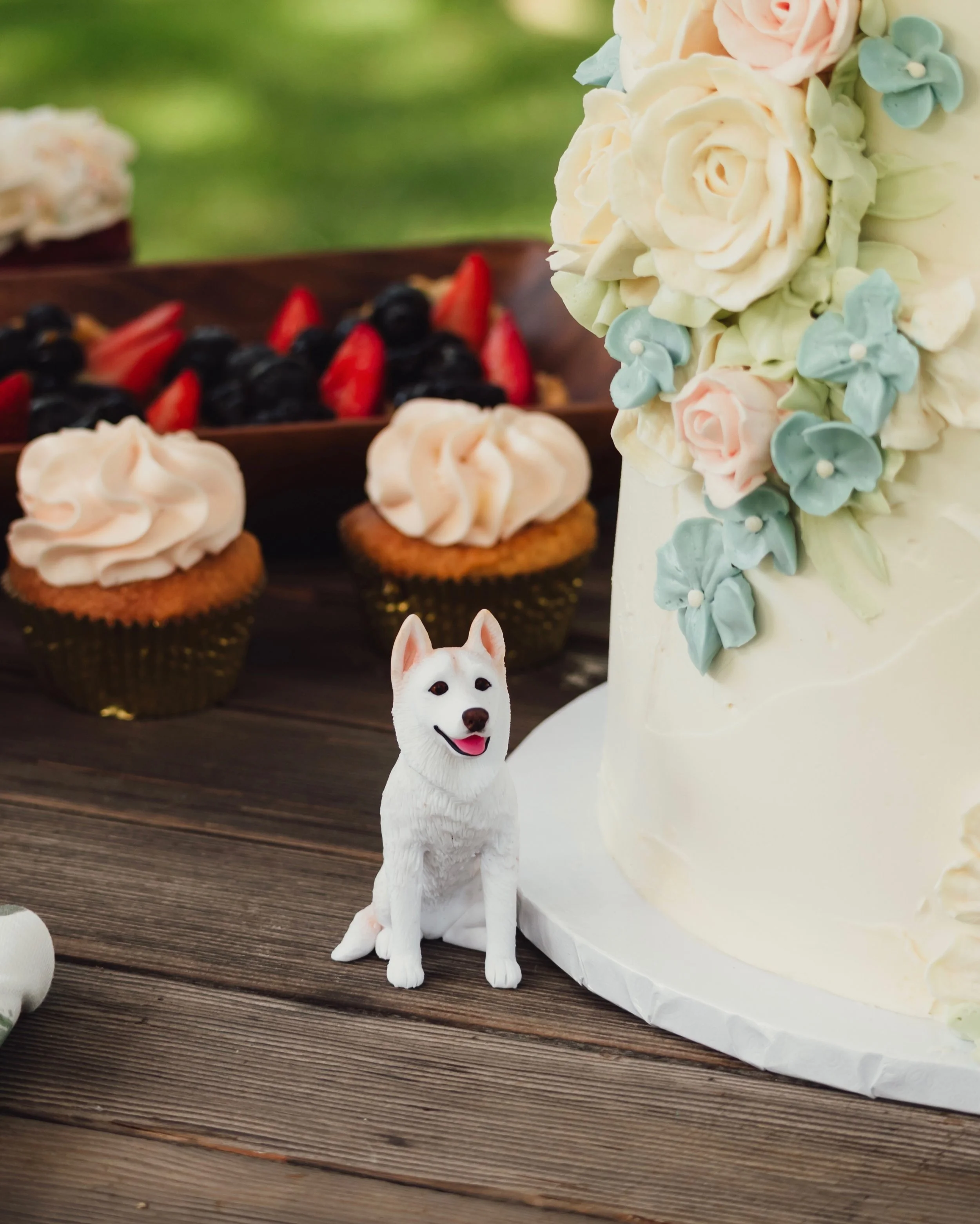 swipe 👉🏻 to meet the dog who inspired the cake topper 🐶 🎂 one is made from icing and the other is as sweet as sugar 🥹

Dog of honor: Kaia
Mom and dad: @acolorfulwonderland @michaeldonovan0 
Pet attendant: @idogtoo 
Venue: @thehavensweddings
Plan