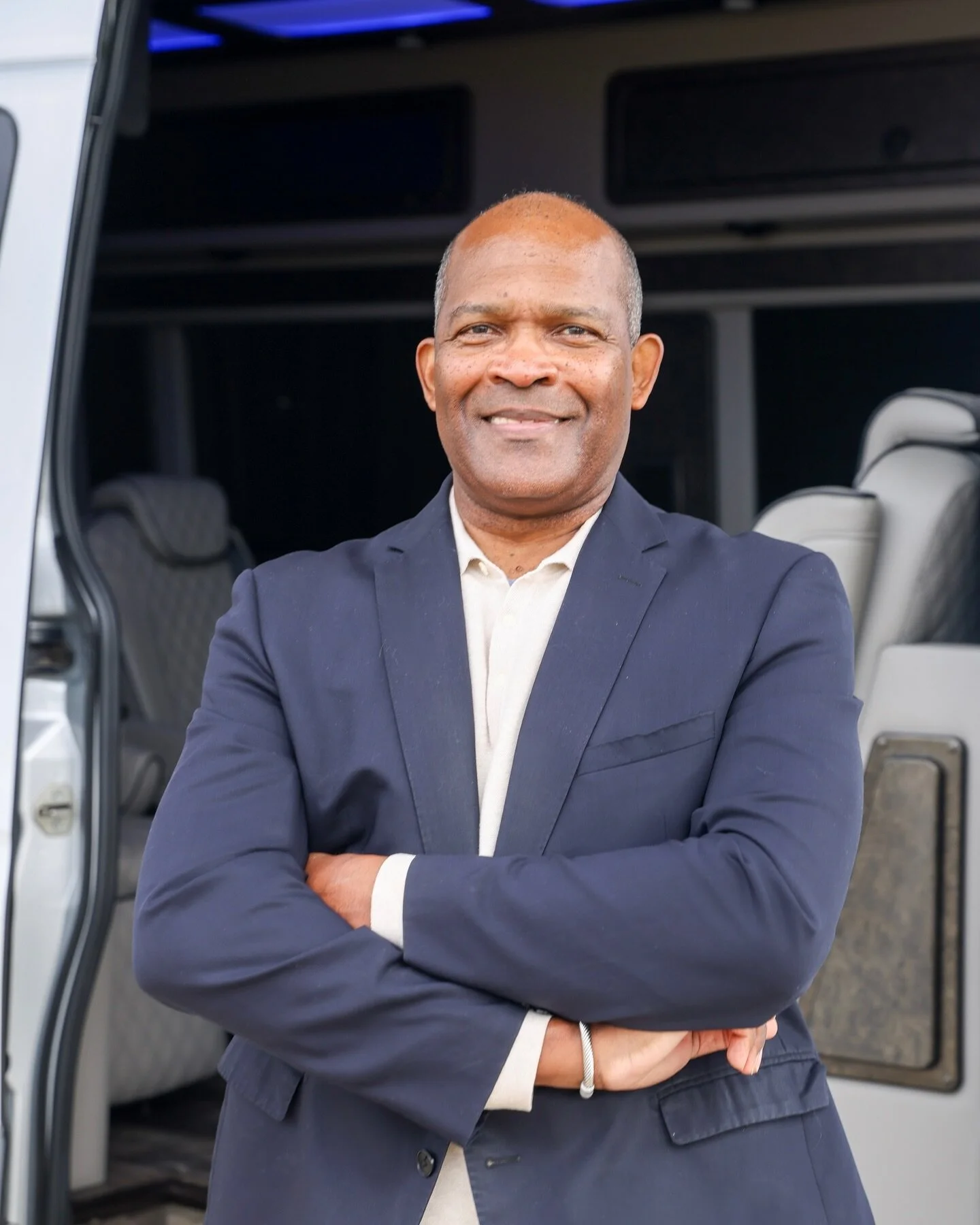 Meet your driver! At Silva Lux Charters we have a trained team ready to make your ride smooth and comfortable around Houston 😉⁠
⁠
Schedule your ride today! Link in bio 📲⁠
⁠
⁠
⁠
⁠
⁠
#houstonluxury #houstonvan #houstoncarservice #houstonbusiness #hou