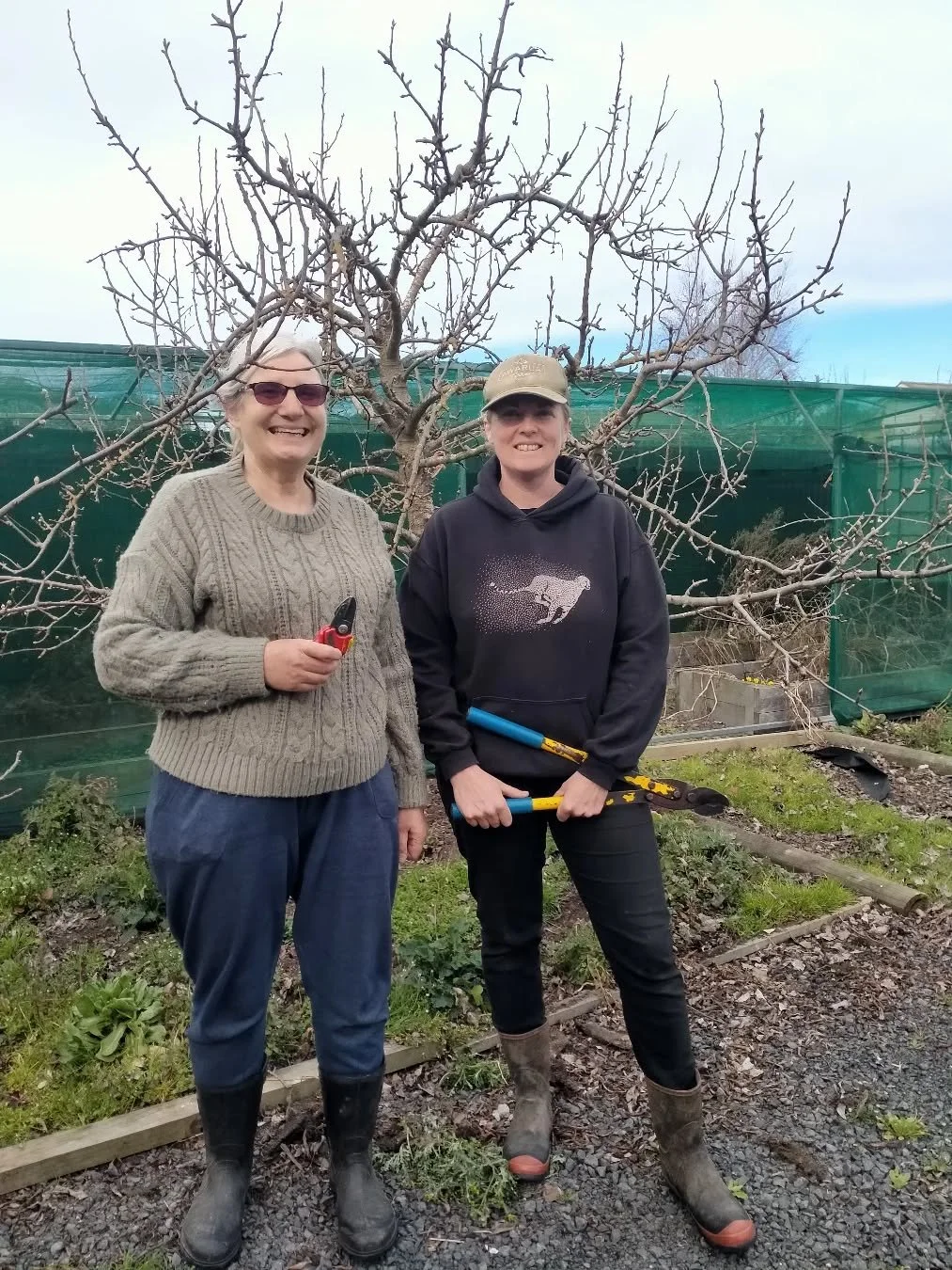 Helping out Gina today at silverstream school in their wee orchard to finish off the rest of the winter pruning. 
#wingatuihomestead #winterpruning #fruittrees #schoolorchards