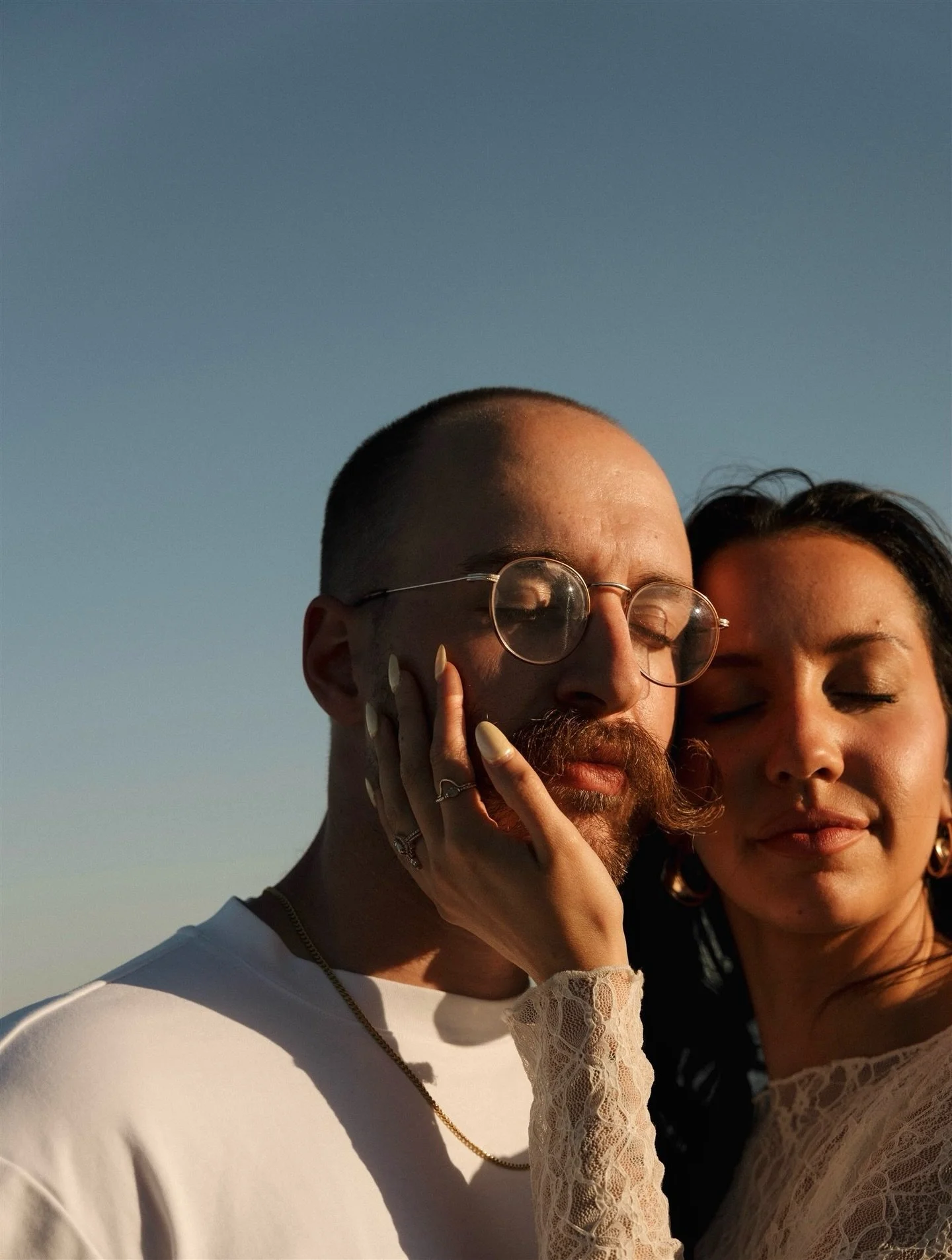 Lovers portrait 🤍🤍 
.
.
.
.
#charlestonphotographer #charlestoncouplesphotographer #charlestonweddingphotographer #charlestonphotography #charlestonsc