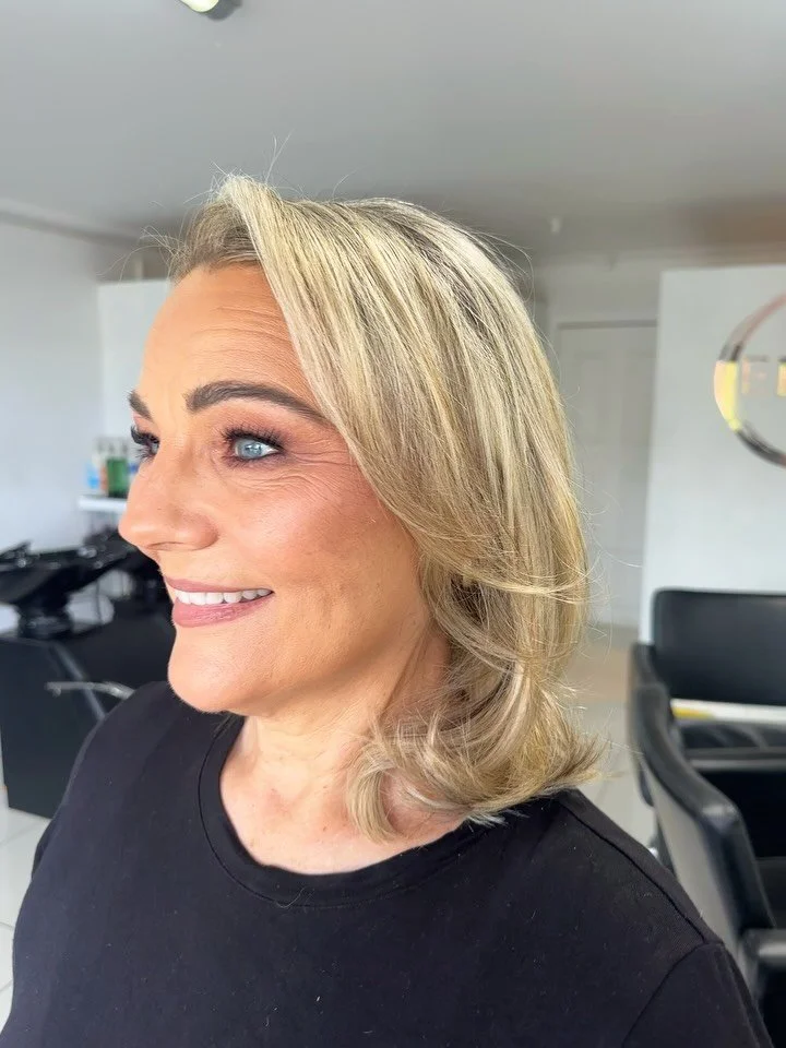 Thank you @brinley_mua @theeraasalon for your magic 🪄making me look and feel my very best #60 🥰 
You are superstars! ⭐️⭐️
Thank you @kamilla.hansenmackie 
for making it happen&hellip;all of it! ❤️
@brittaghansen 
#mua #hair #makeup #family #birthda