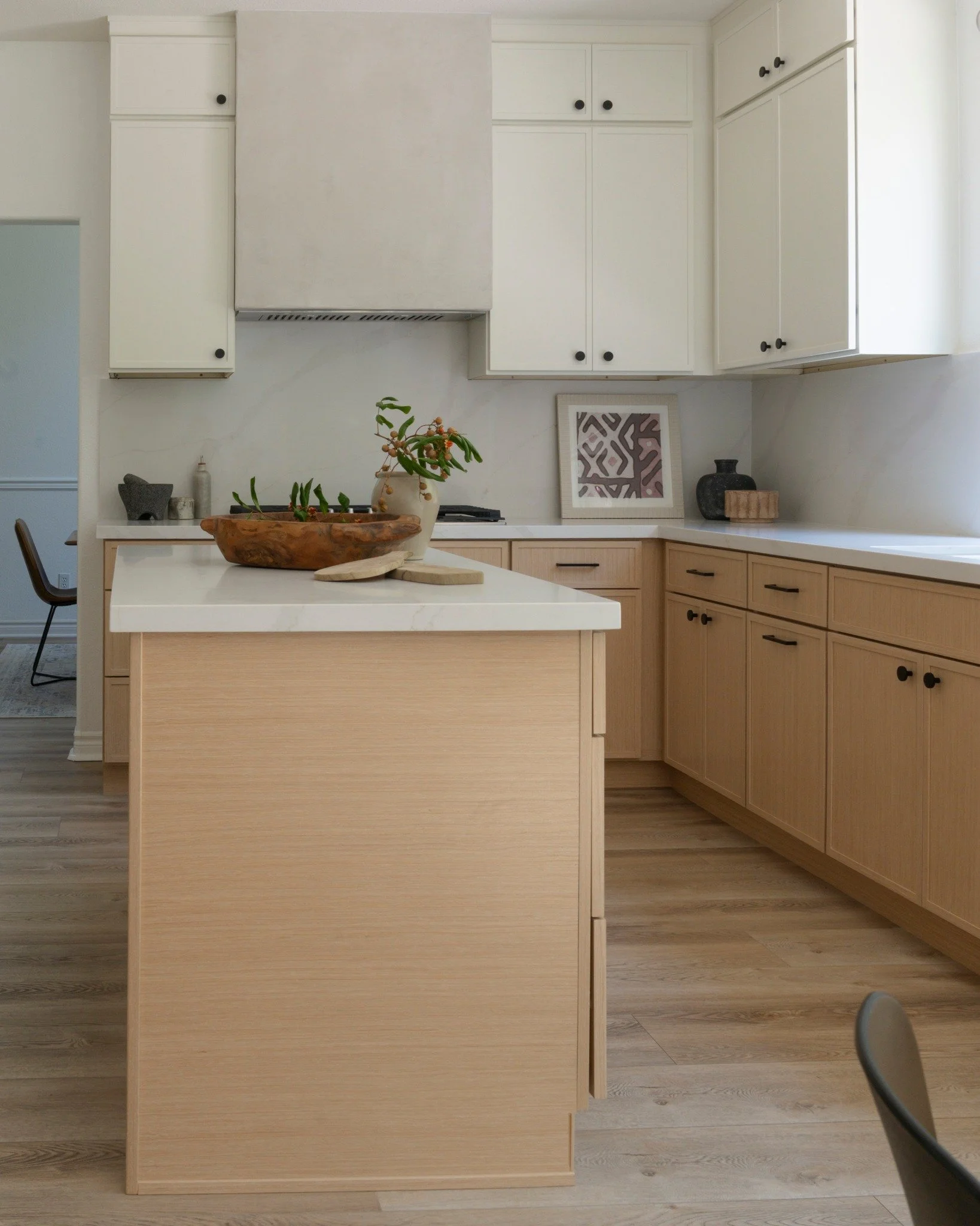 Modern spaces that feel just right to the eye&mdash;balanced, intentional, and beautifully livable.

 Let&rsquo;s design yours:
 home@eezinteriors.com

#interiordesign #sandiegointeriordesign #kitchentransformation #customkitchen