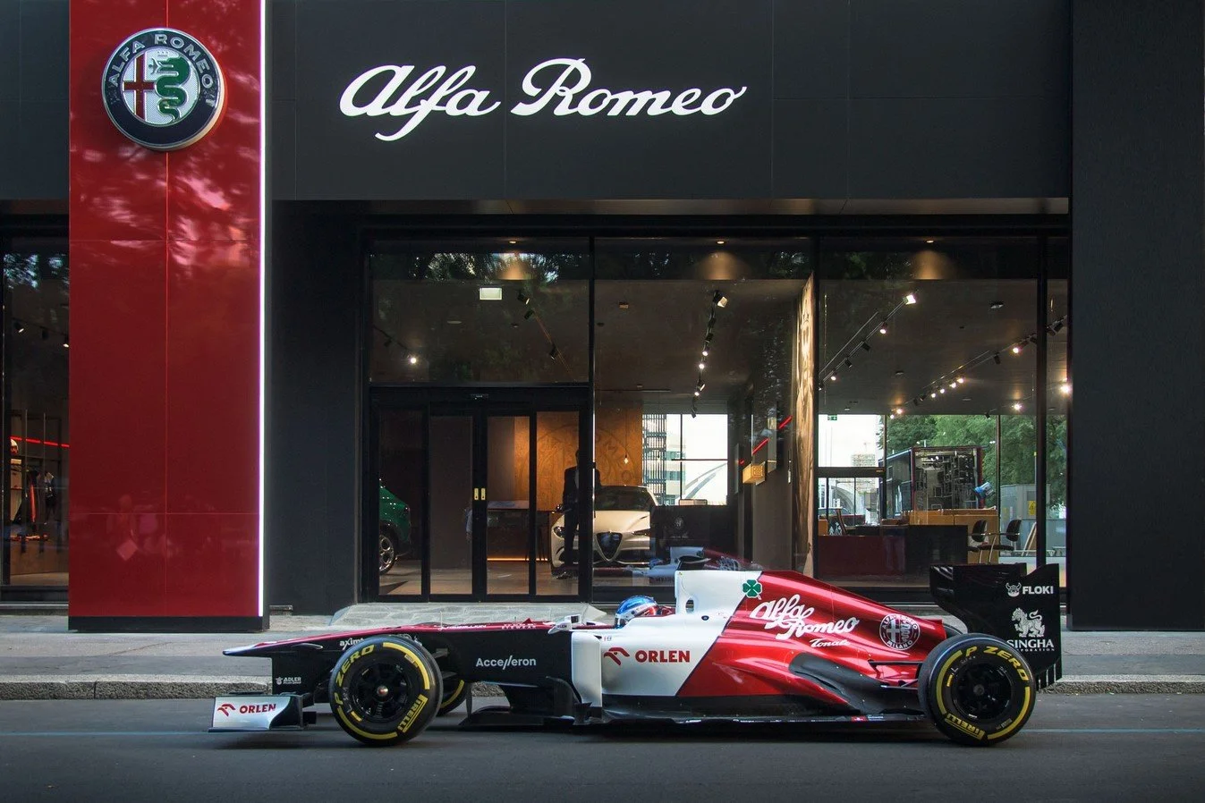 Alfa-Romeo-F1-Driven-In-Milan-4-FR.jpg