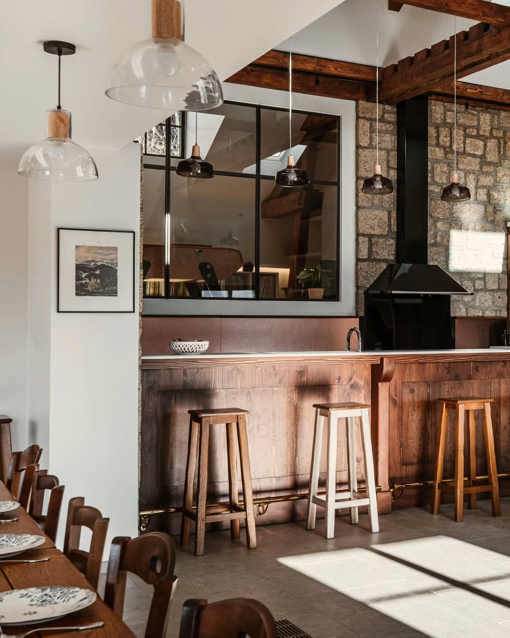 Sublimer l'existant pour &eacute;crire une nouvelle histoire. 
Cette maison en pierre de farge d&eacute;voile ses volumes dans une r&eacute;novation o&ugrave; le charme de l'ancien se m&ecirc;le &agrave; la modernit&eacute;. Un dialogue de forme et d