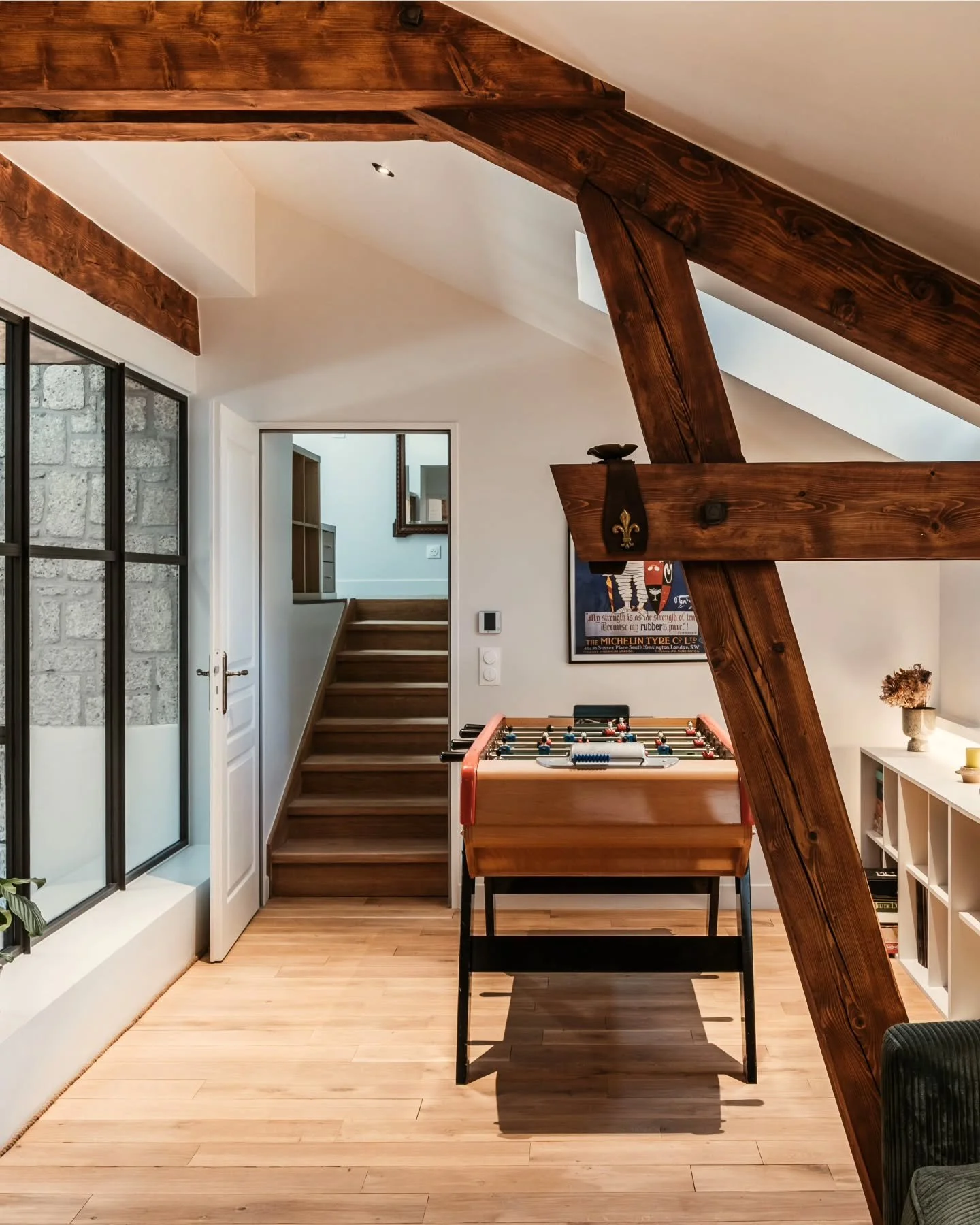 Dans ce g&icirc;te familiale il &eacute;tait important de pr&eacute;voir un espace d&eacute;tente o&ugrave; il serait possible de s'isoler pour lire, jouer, ou encore regarder la t&eacute;l&eacute; tout en profitant d'une vue plongeante sur les volum