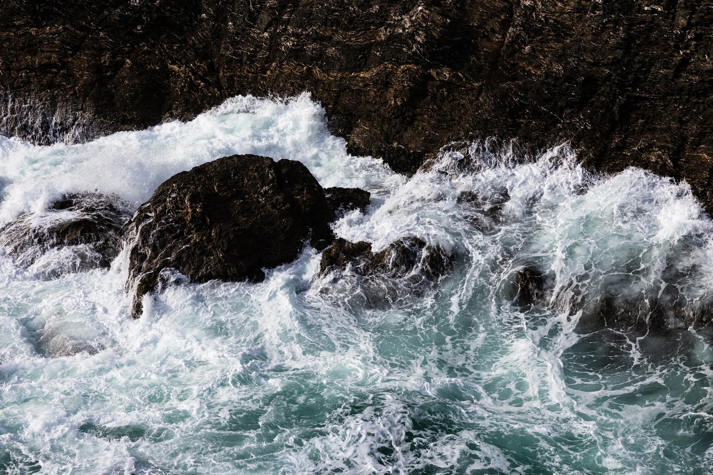 Vagues s'écrasant contre la côte sauvage de belle-île en mer dans le Morbihan en Bretagne