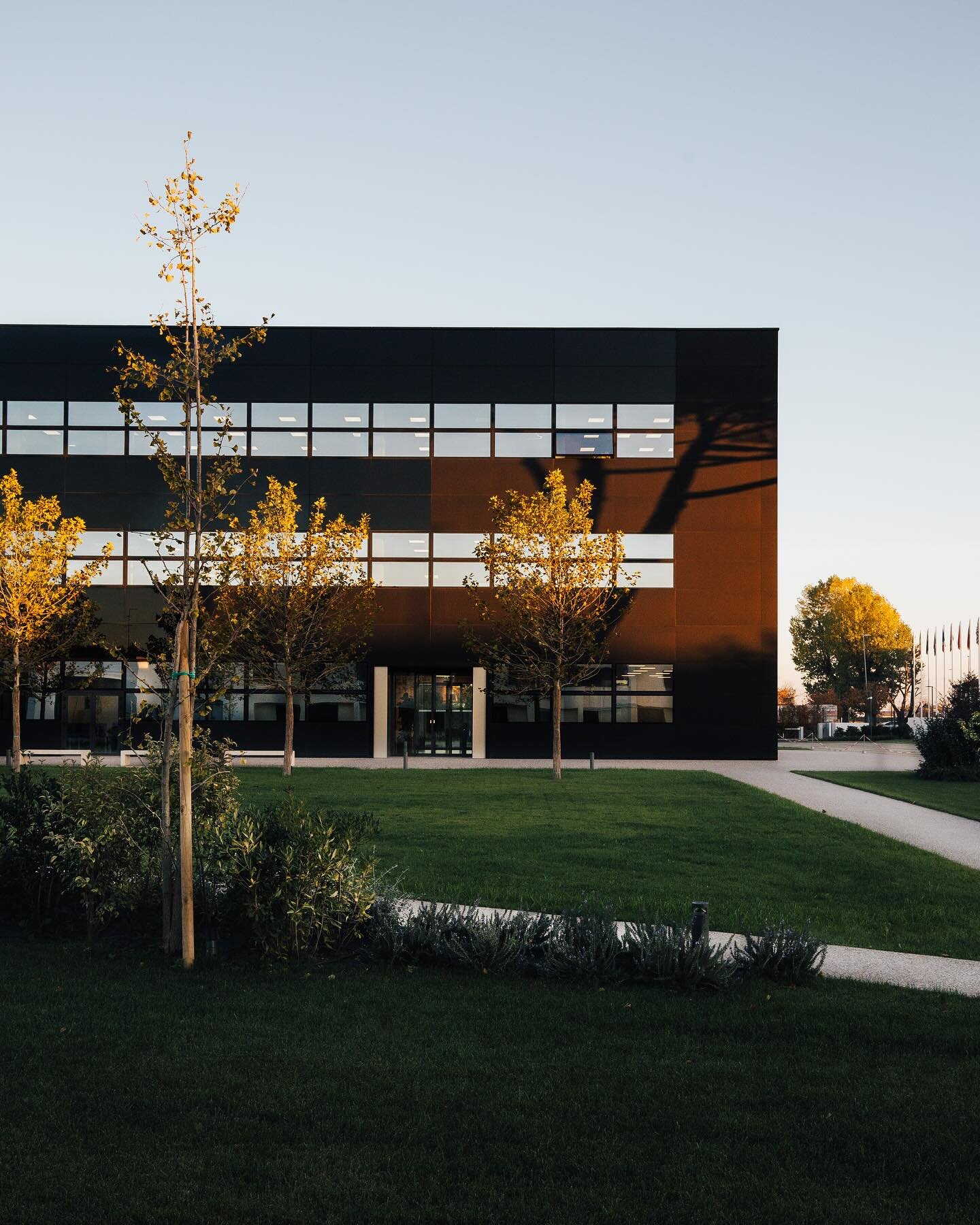Nuovi scorci dal nostro progetto di campus aziendale per un&rsquo;azienda internazionale specializzata in soluzioni tecnologiche all'avanguardia per la lavorazione e la classificazione della qualità dell&rsquo;ortofrutta. 

Le strutture, attualmente