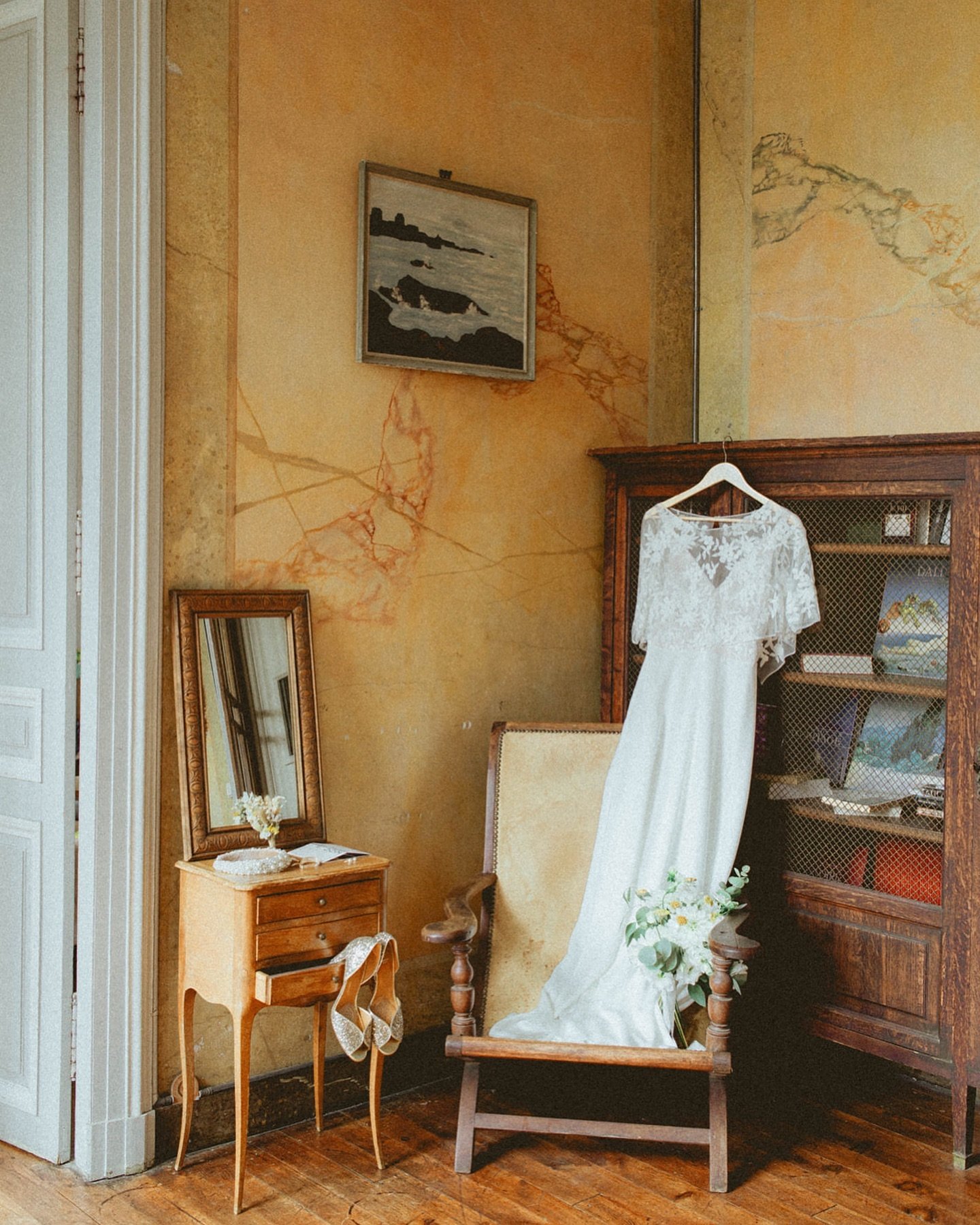 Jaune Safran 

M &amp; J, Septembre 2024.

Lieu : @domainedelucain 
Photographie : @maude.cphotographe 
Vid&eacute;o : @arthur_bazin 
Robe : @doucesmesures 
Fleurs : @viefleurieparjulie 
Coiffure maquillage : @florence.langle 
Couronne : @martavril_ 