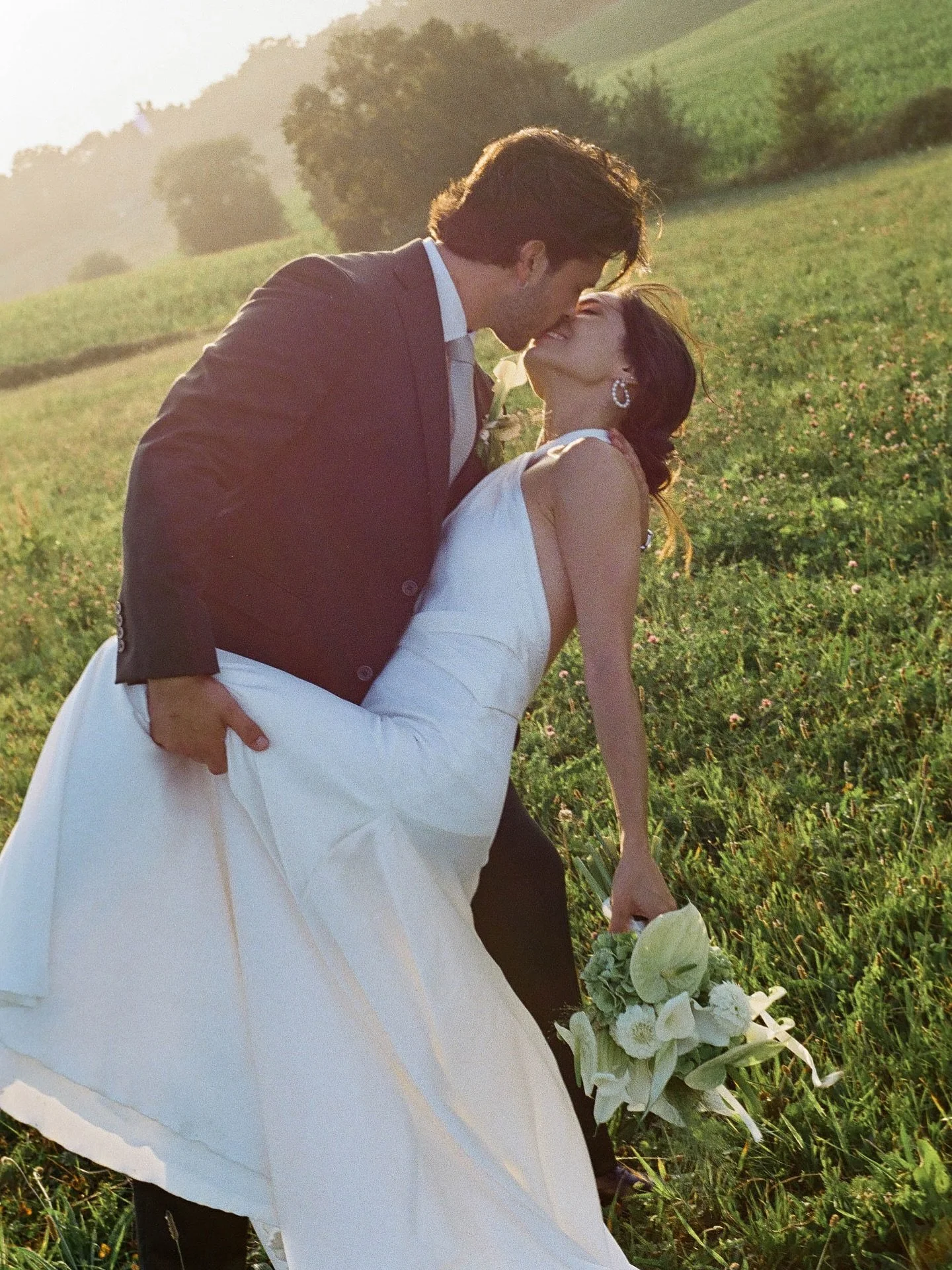 M &amp; H, sur pellicule 🎞️

Lieu : @domainedetilh 
Design floral : @rosettelapetitecam 
Sc&eacute;nographie | mobilier : @locamour_ 
Coiffure maquillage : @sepale_m 
Vid&eacute;o : @quantinade 
Photographie : @maude.cphotographe 
Traiteur : @auberg