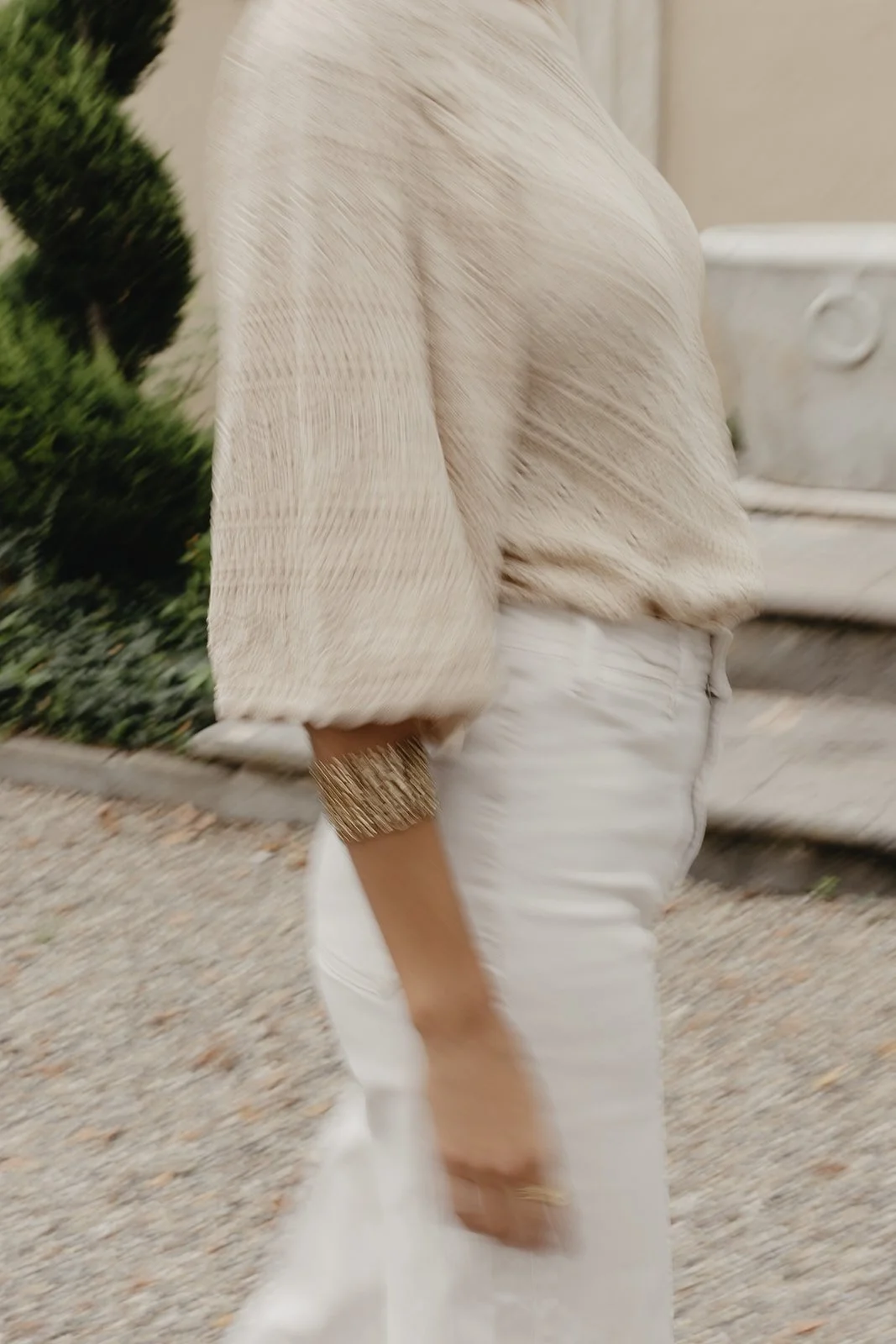 frau-in-moderner-heller-kleidung-bei-stilvoller-mediteraner-hochzeitslocation