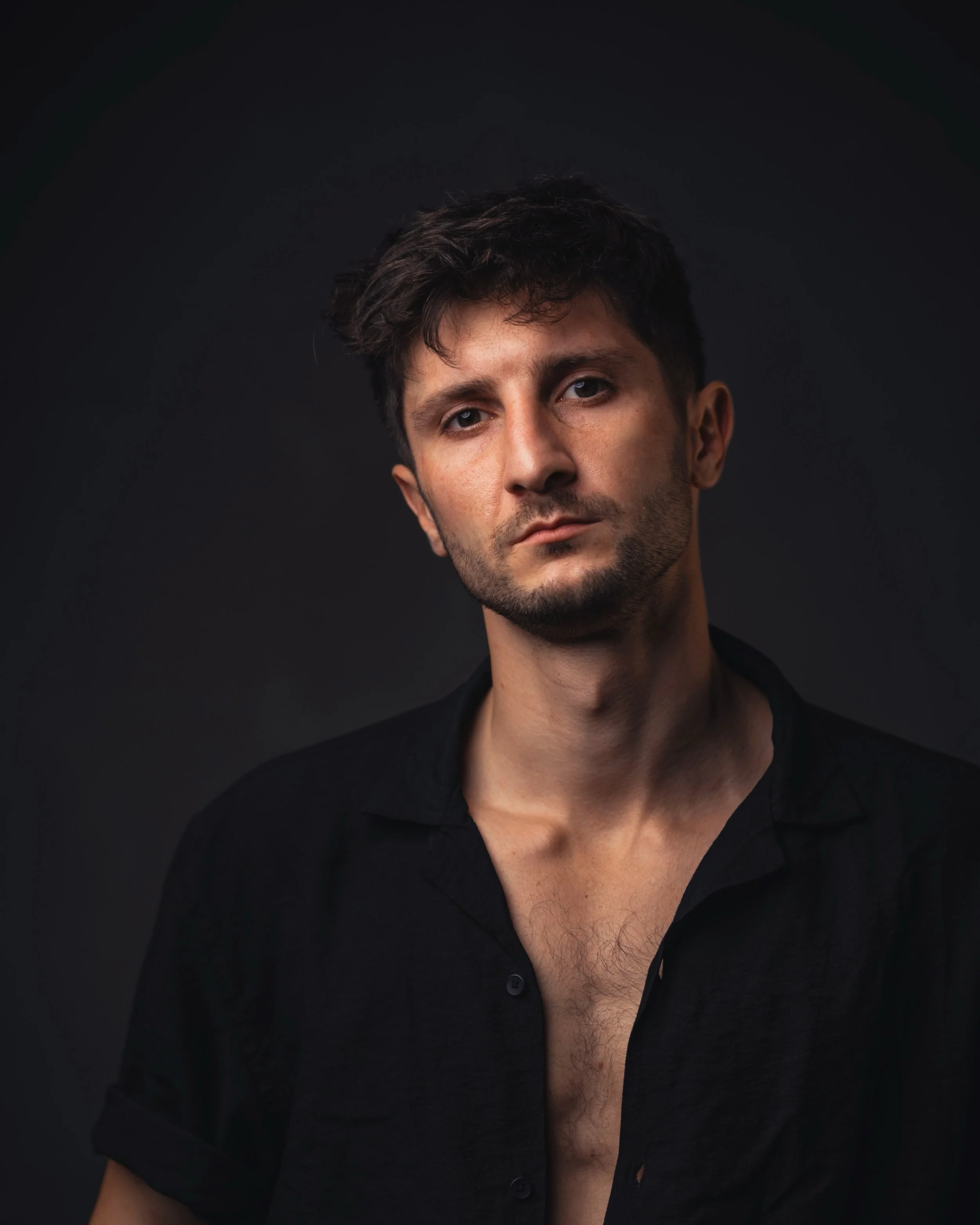 daniel-mehrsadeh-musician-acoustic-affection-portrait-professional-singer-guitarist-dark-background