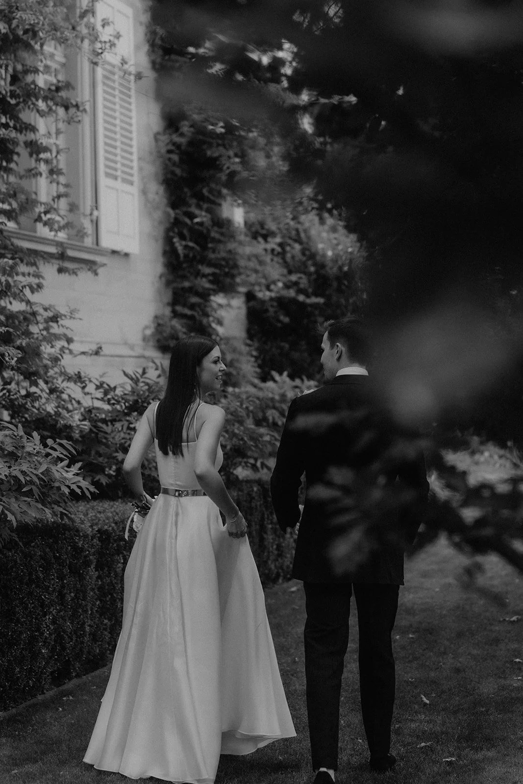 hochzeit-brautpaar-spaziergang-garten-romantische-atmosphaere-livemusik-event-acoustic-affection