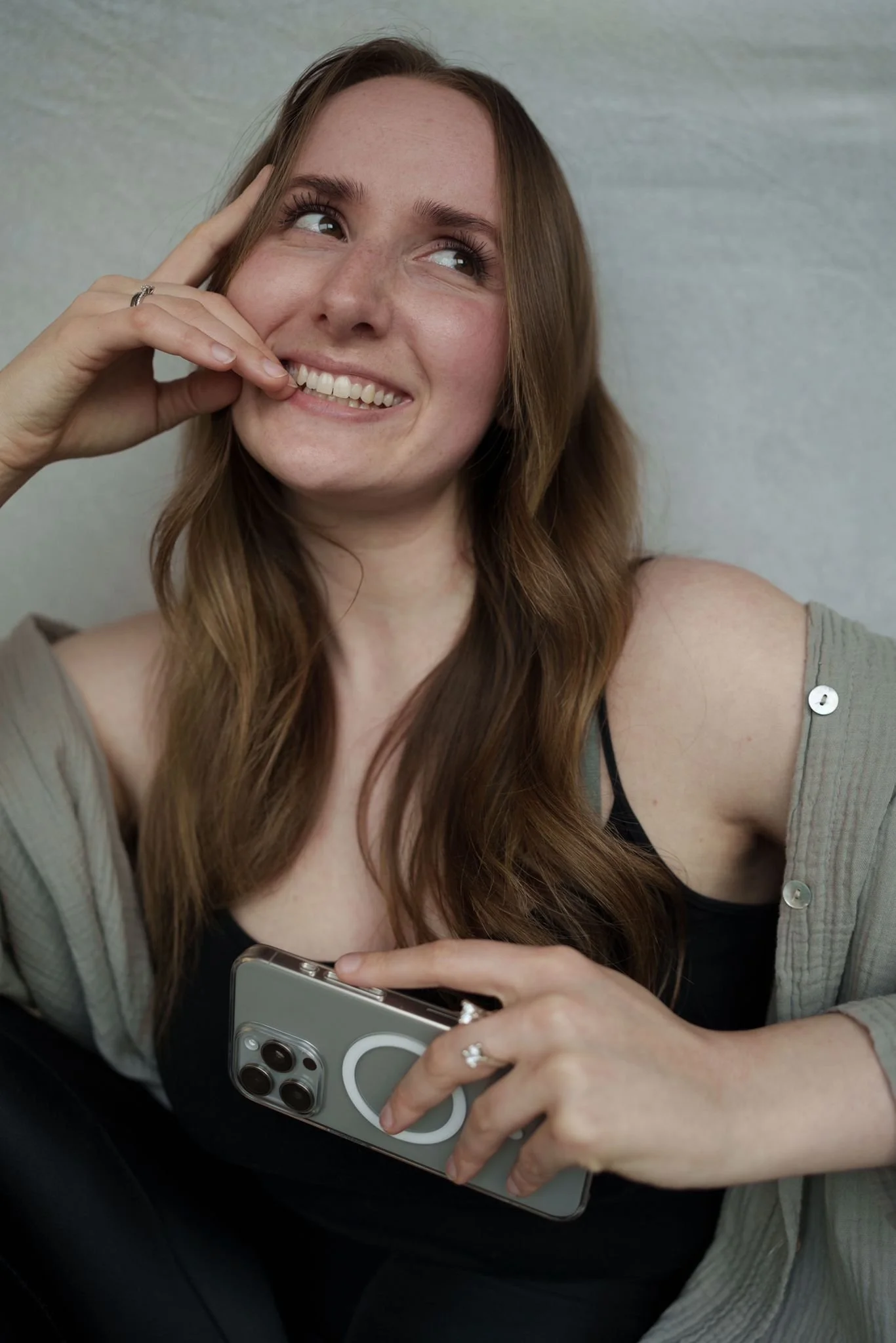 theresa-dreamerscontent-social-media-manager-acoustic-affection-portrait-natural-light-friendly-smile