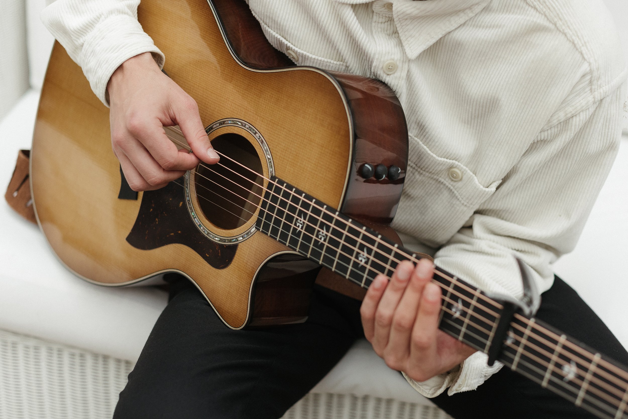 Akustische Gitarre in Nahaufnahme während einer Livemusik-Performance