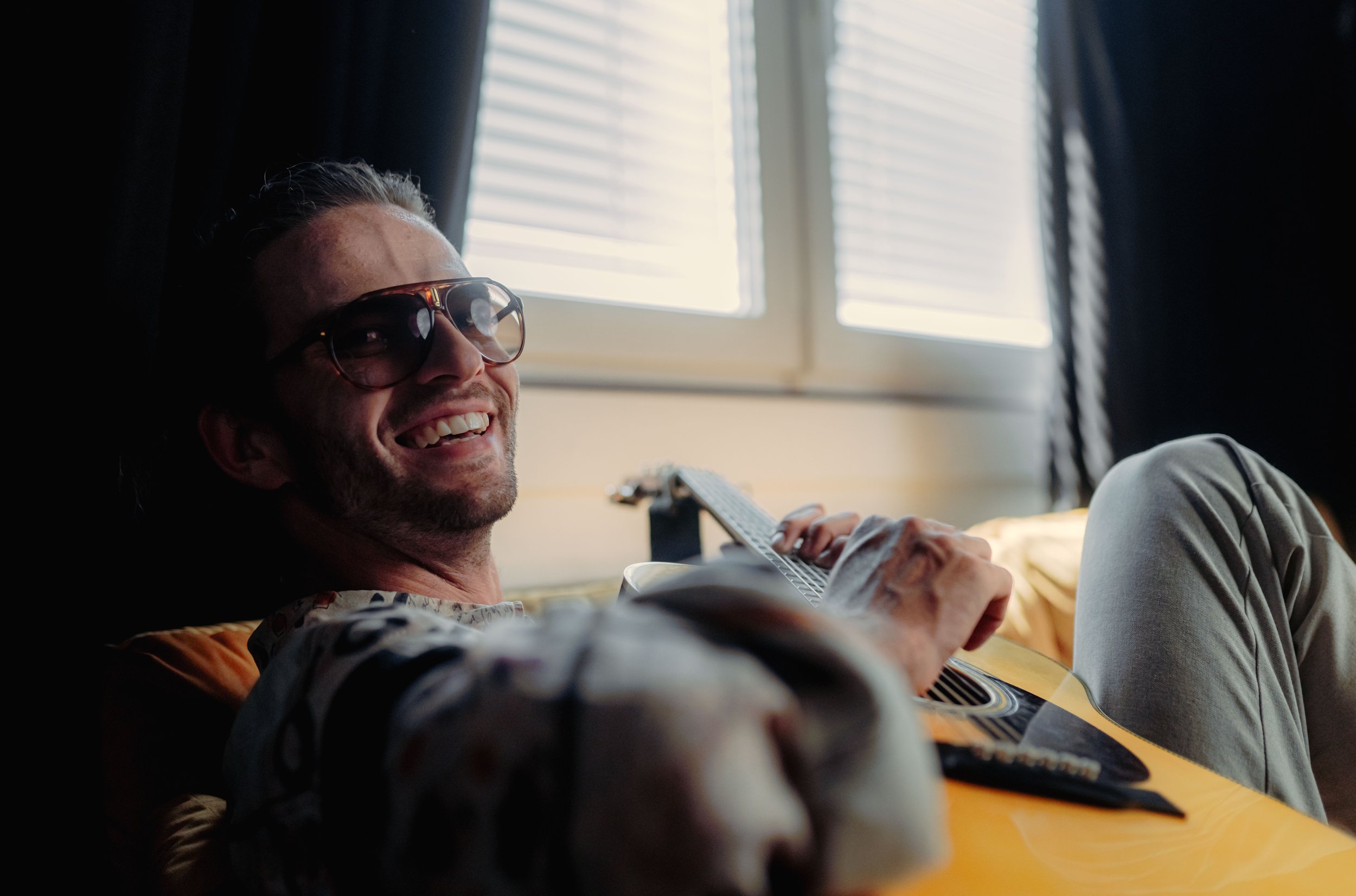 florian-brettschneider-musician-guitarist-acoustic-affection-portrait-relaxed-natural-light