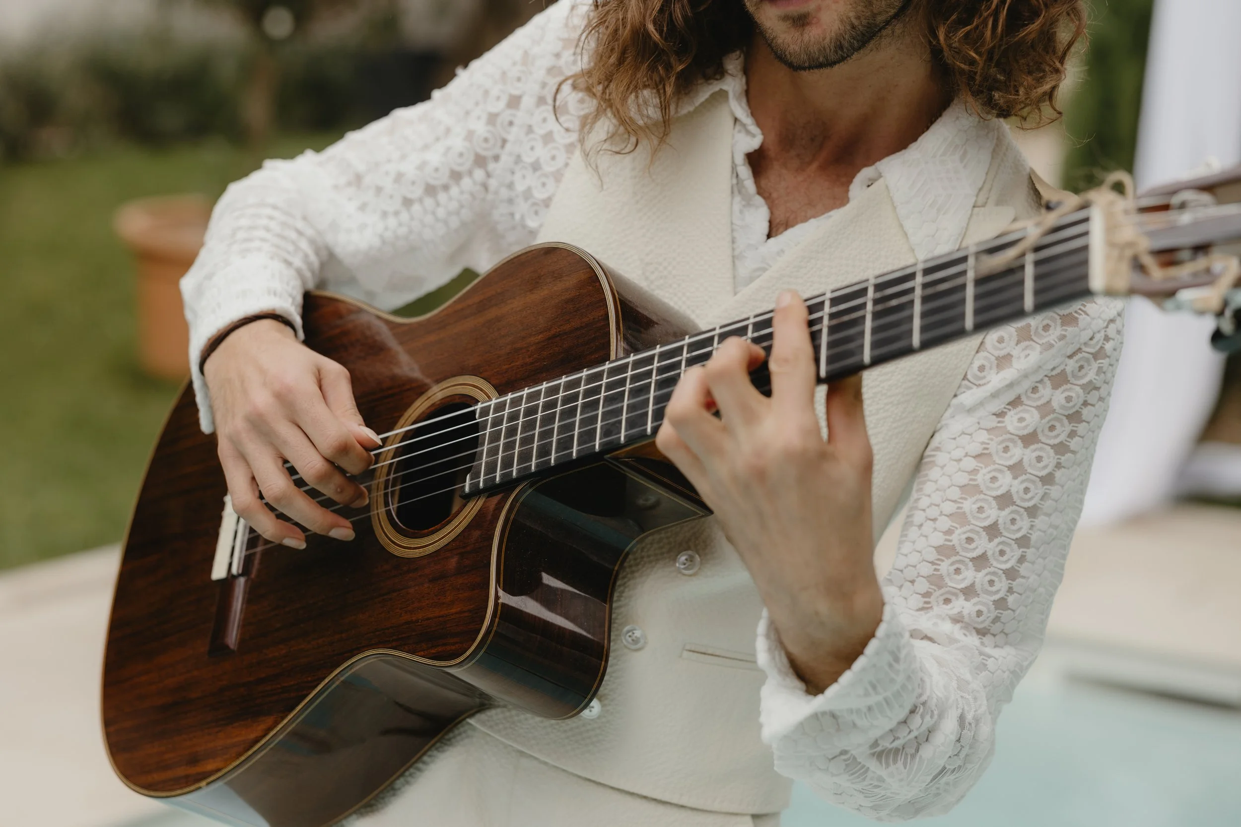nahaufnahme-akustikgitarre-bei-hochzeitszeremonie-live-gitarrist-begleitet-freie-trauung