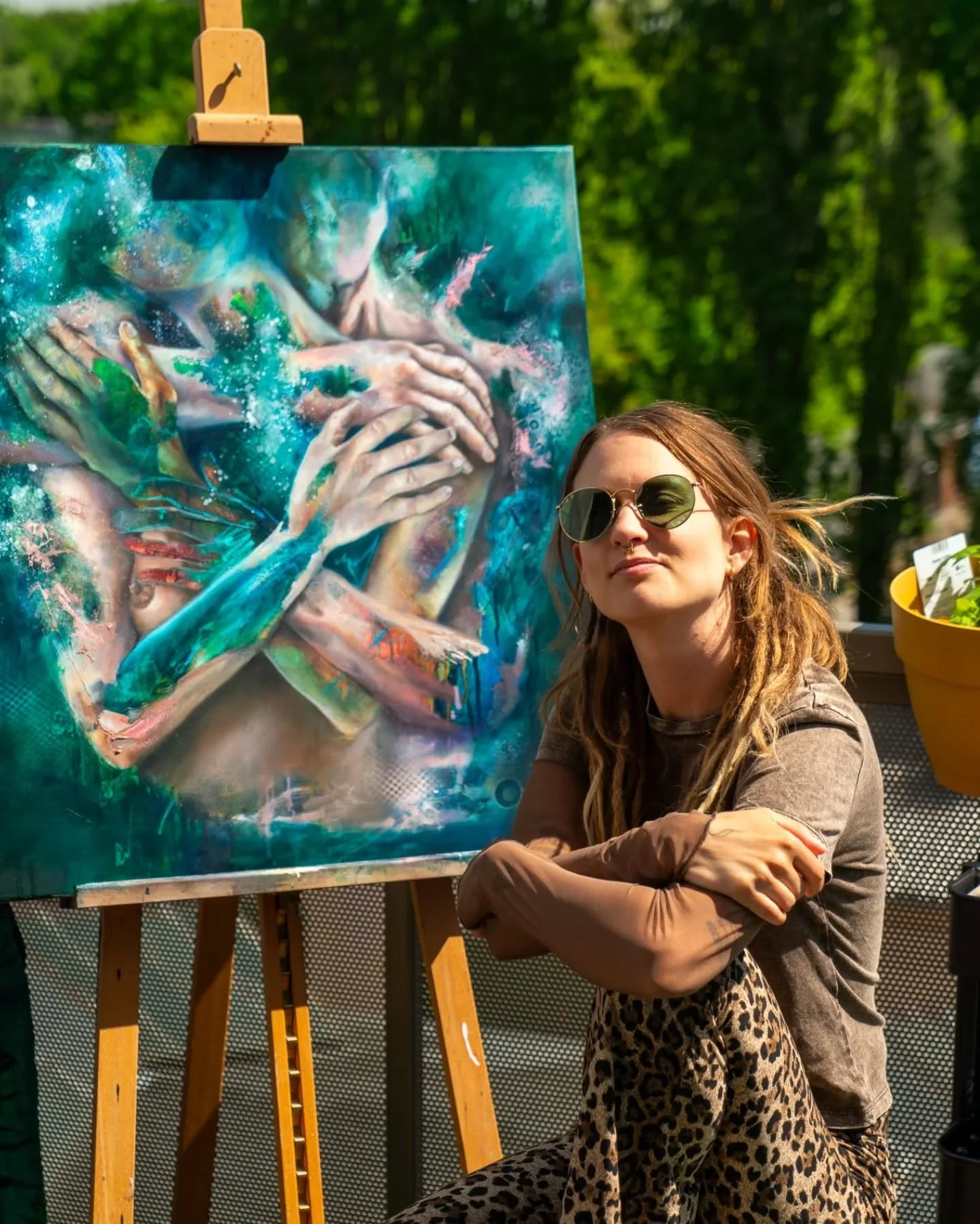 After five months away, I finally have time to paint again-right here on my balcony.

The last months were a whirlwind: moving to Berlin, the endless hunt for an apartment, and living among cardboard boxes with barely any furniture. I shifted from fu