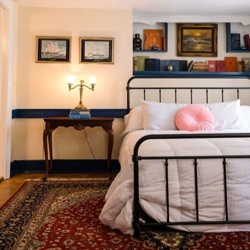 Queen Room w/ Private Bathroom