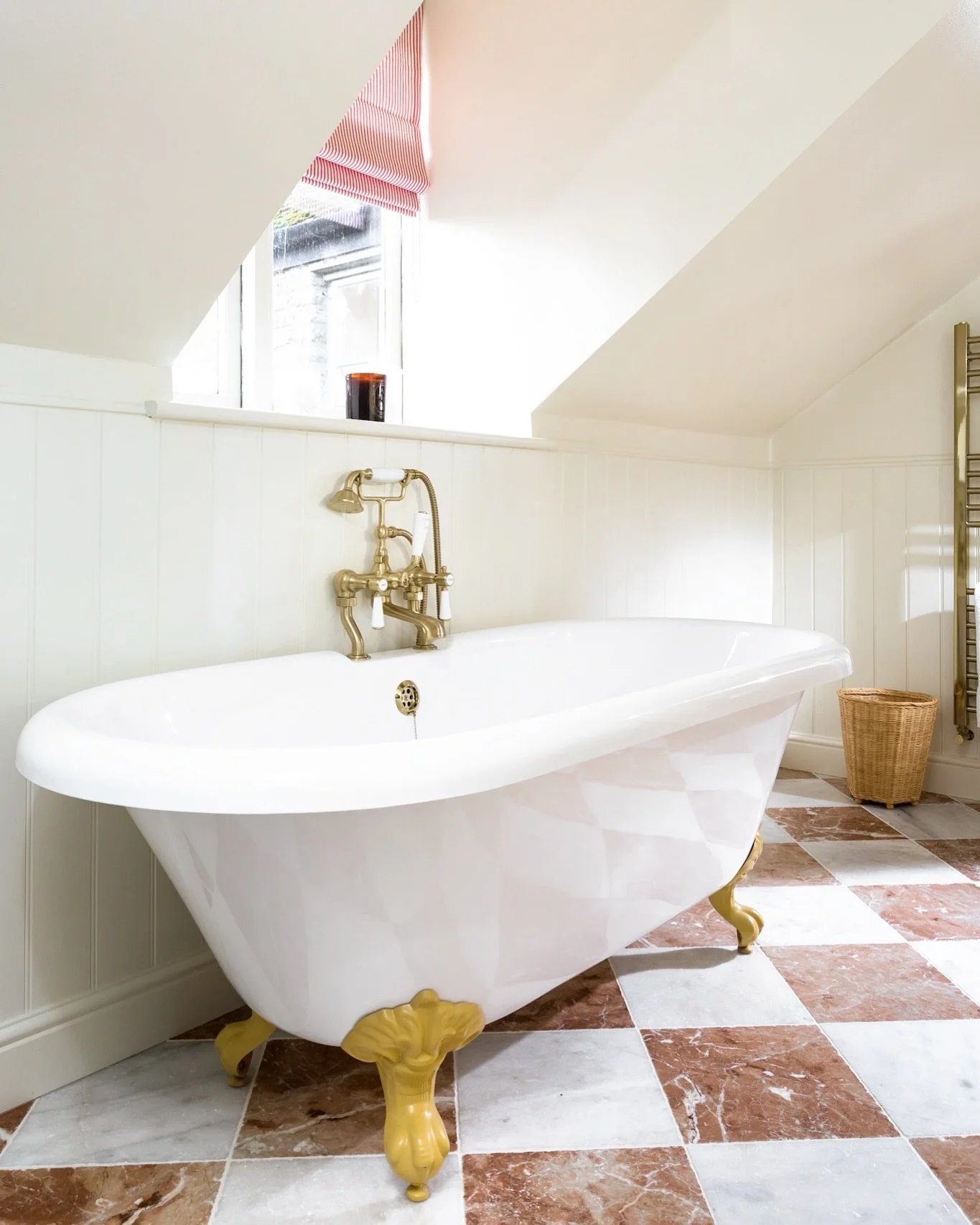 💛 A Pop of Yellow 💛

We&rsquo;ve all heard of the &lsquo;Unexpected Red Theory&rsquo;, which suggests that a surprising touch of red enhances the overall aesthetic of a room (which I am thoroughly behind). 

However I also think this applies to yel