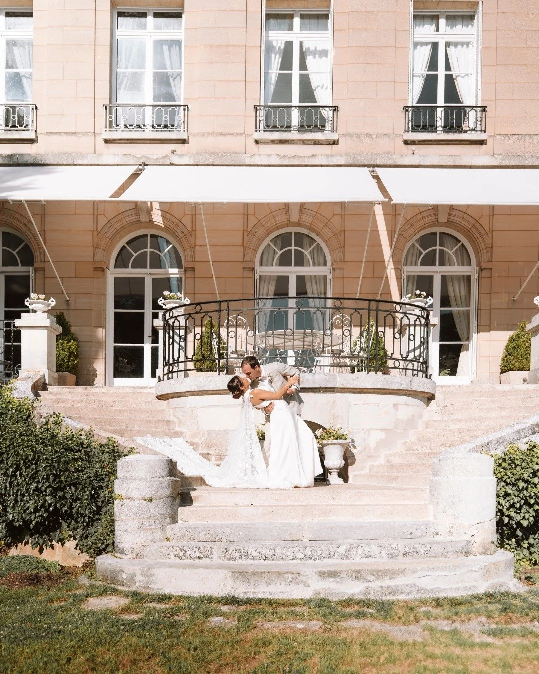 27.07.2025

Ch&acirc;teau du Prieur&eacute;, un endroit o&ugrave; le temps s'est arr&ecirc;t&eacute; pour laisser place &agrave; la magie, Mariah et Matthieu ont tiss&eacute; les fils de leur amour. Entour&eacute;s de leurs proches, venus parfois de 